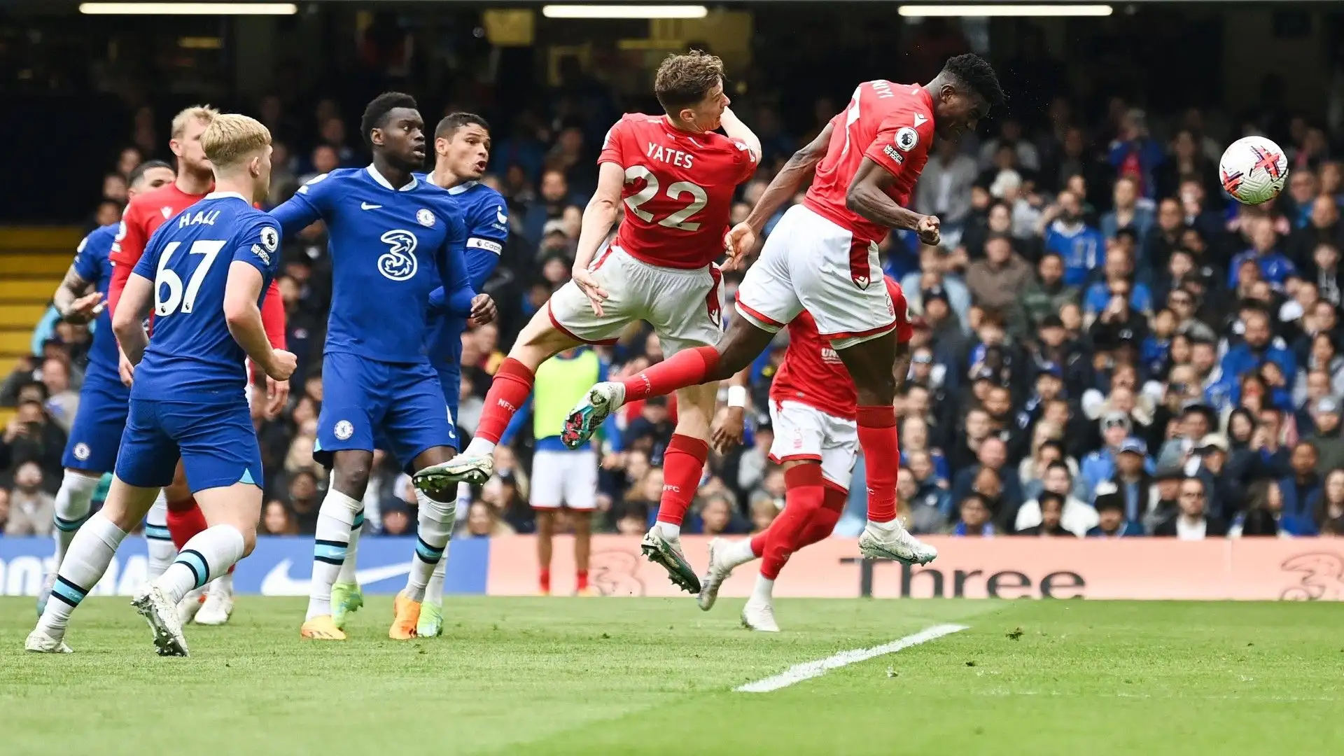 In foto il secondo gol del Nottingham Forest: la difesa di Lampard è rimasta immobile
