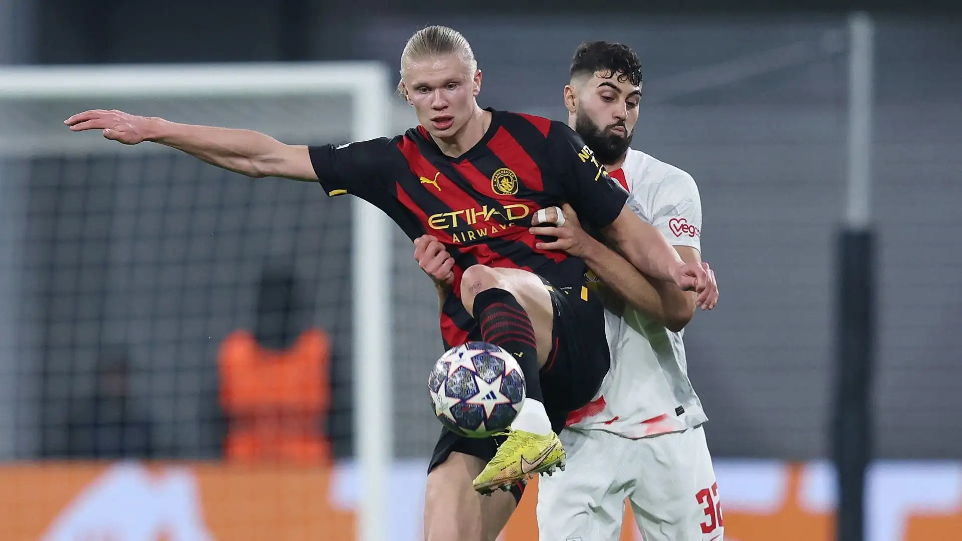 Josko Gvardiol in uno scontro con Erling Haaland
