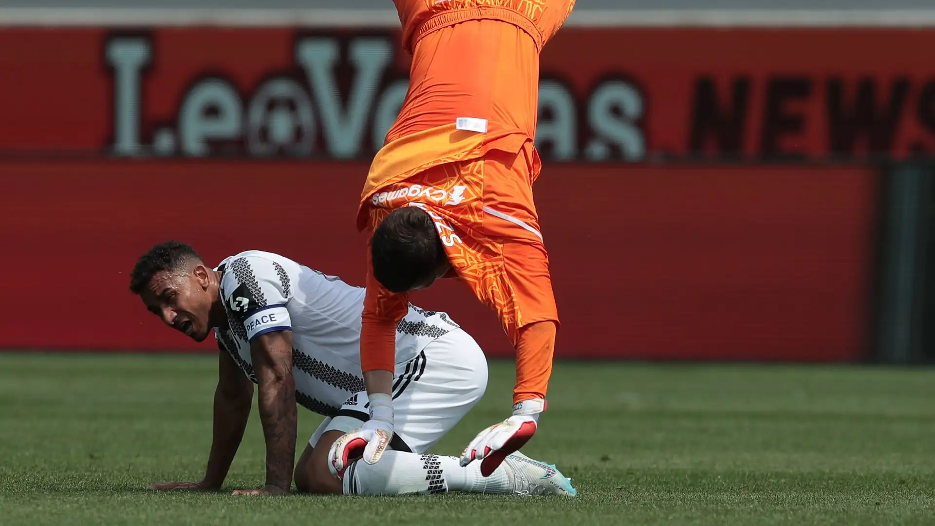 Il portiere polacco si è improvvisato acrobata a pochi passi da uno stremato Danilo