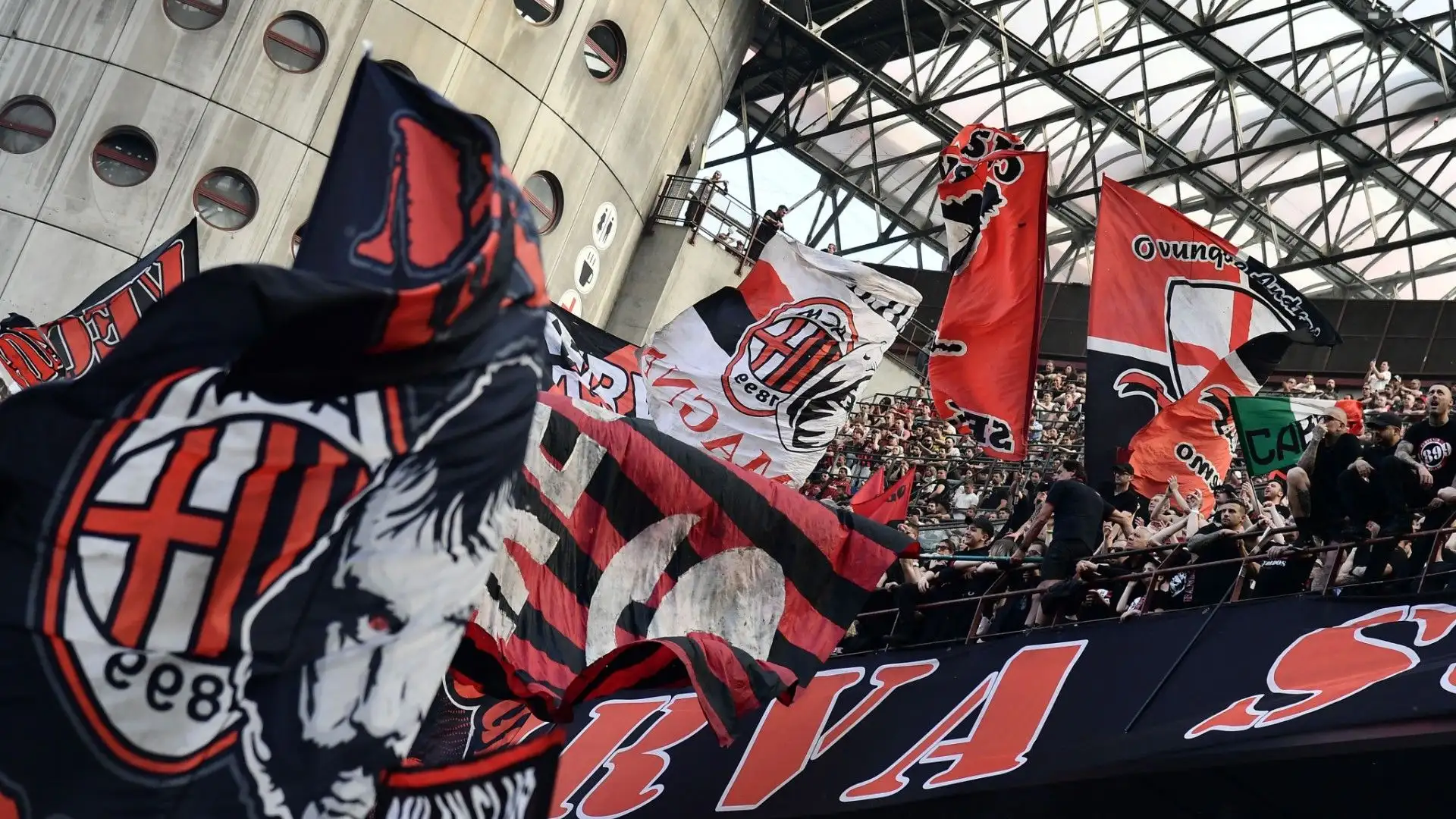 I tifosi rossoneri intonano spesso cori per i loro beniamini