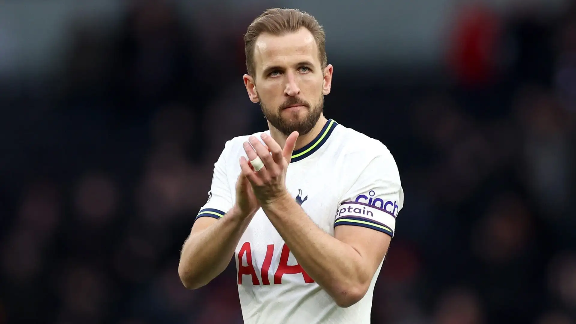 Harry Kane: il club non vorrebbe venderlo ma sarebbe complicato rifiutare una grossa offerta. Il Manchester United è molto interessato
