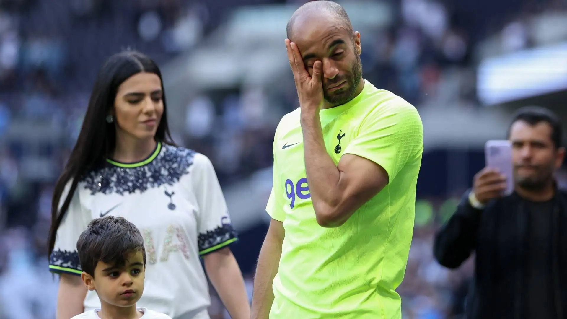 Visibilmente commosso il calciatore sudamericano