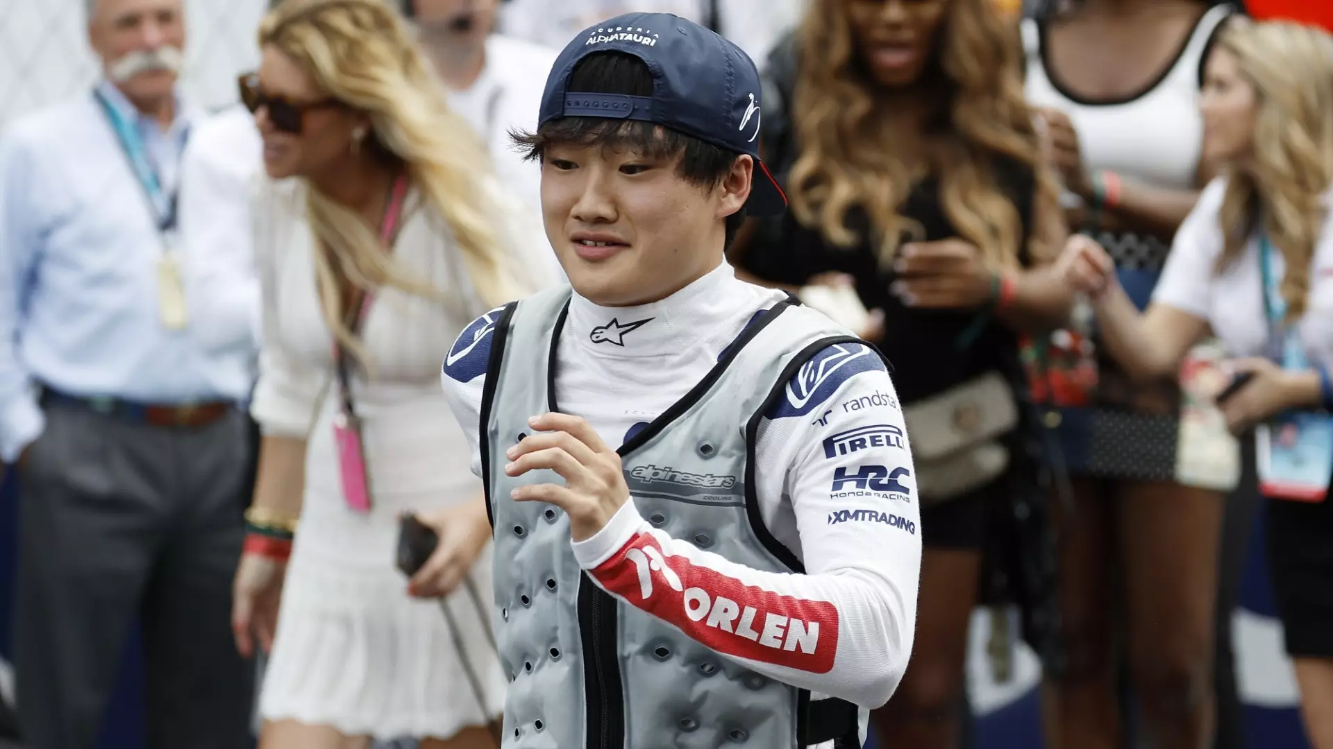 F1, Yuki Tsunoda spala il fango in strada a Faenza