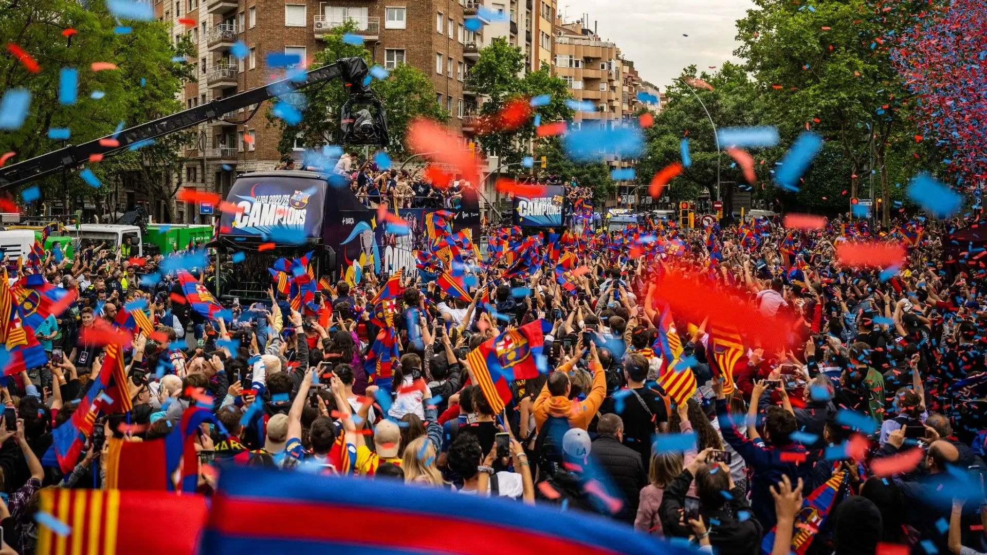 Tantissimi tifosi hanno affollato le strade principali per festeggiare