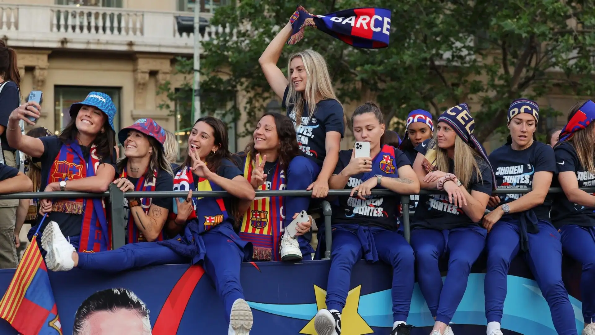 La squadra femminile e quella femminile hanno sfilato insieme lunedì pomeriggio