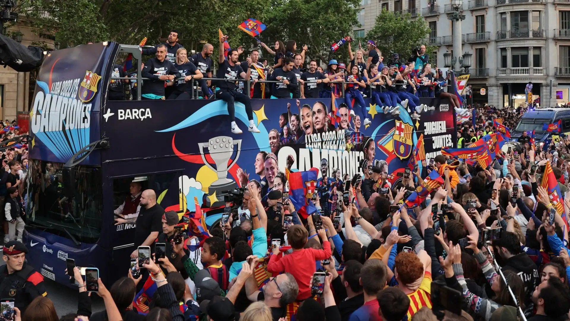 Da queste immagini si vede benissimo la quantità di persone in strada