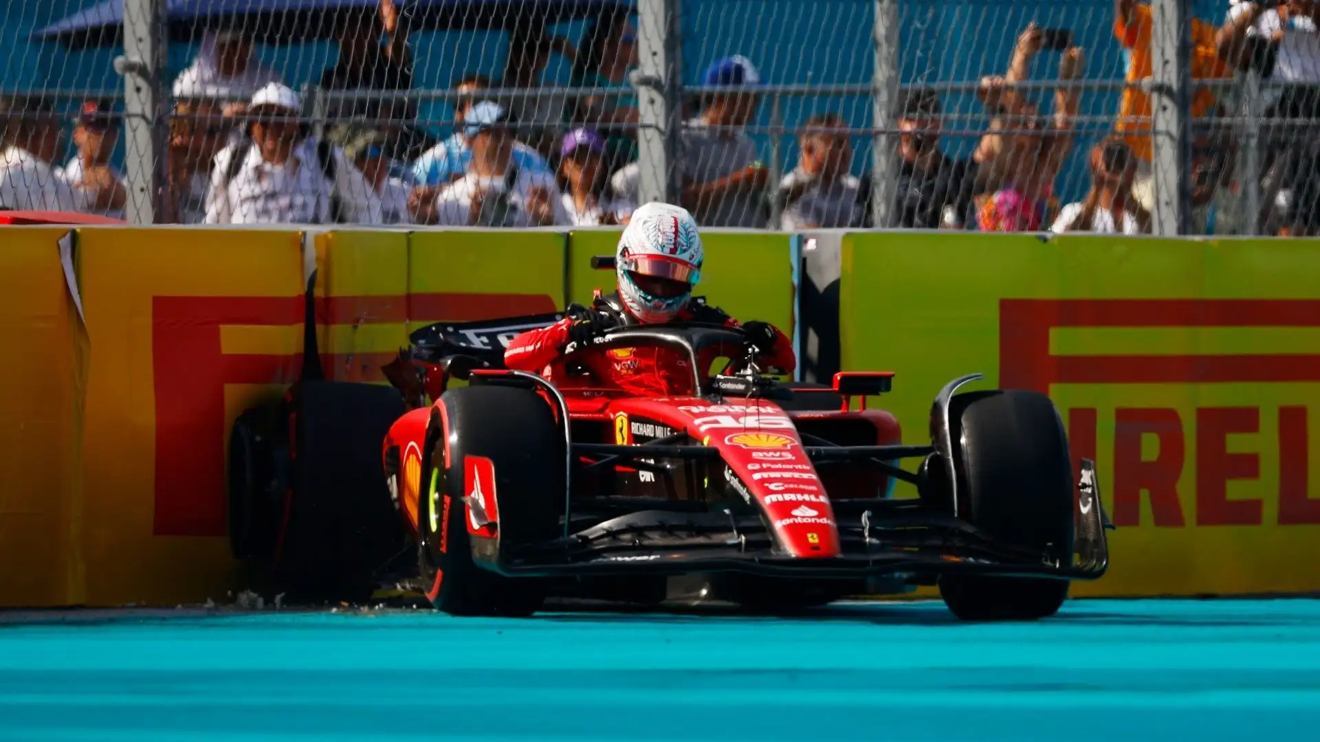 La Ferrari ha perso aderenza ed è finita contro il muro