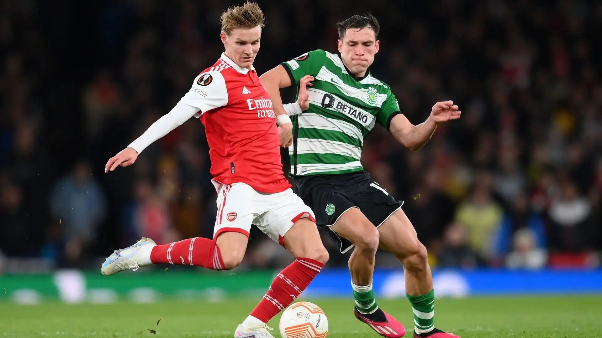 Ecco Manuel Ugarte in uno scontro con Martin Odegaard dell'Arsenal