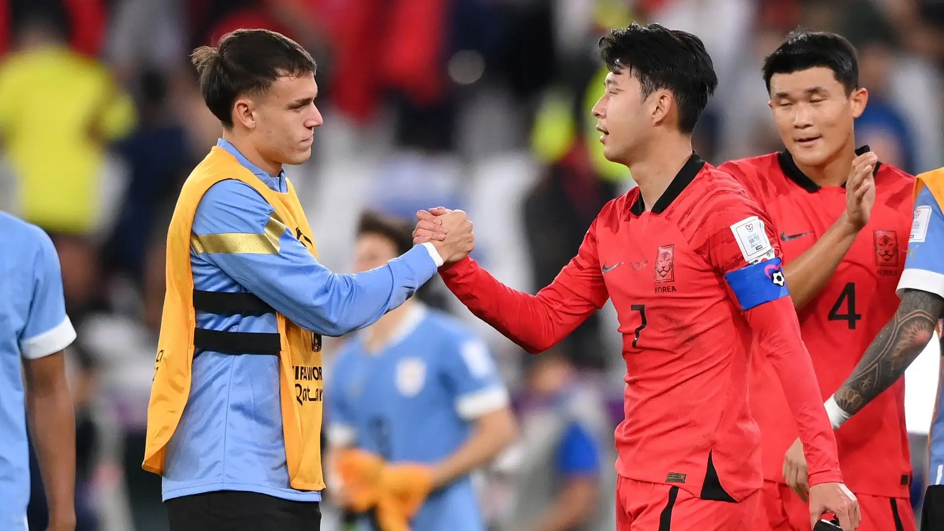Manuel Ugarte ha partecipato agli ultimi Mondiali in Qatar: eccolo mentre stringe la mano a Son