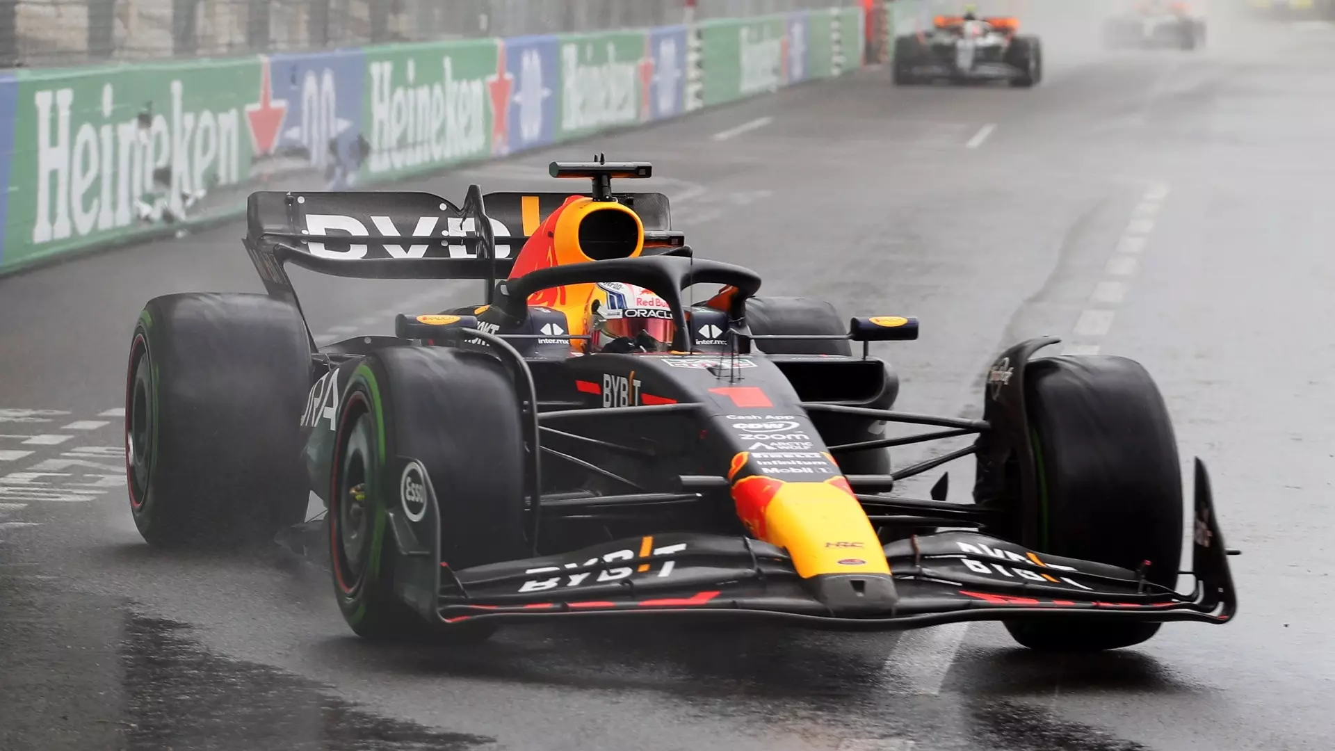 Max Verstappen domina a Monte-Carlo, la pioggia beffa Charles Leclerc: 6°
