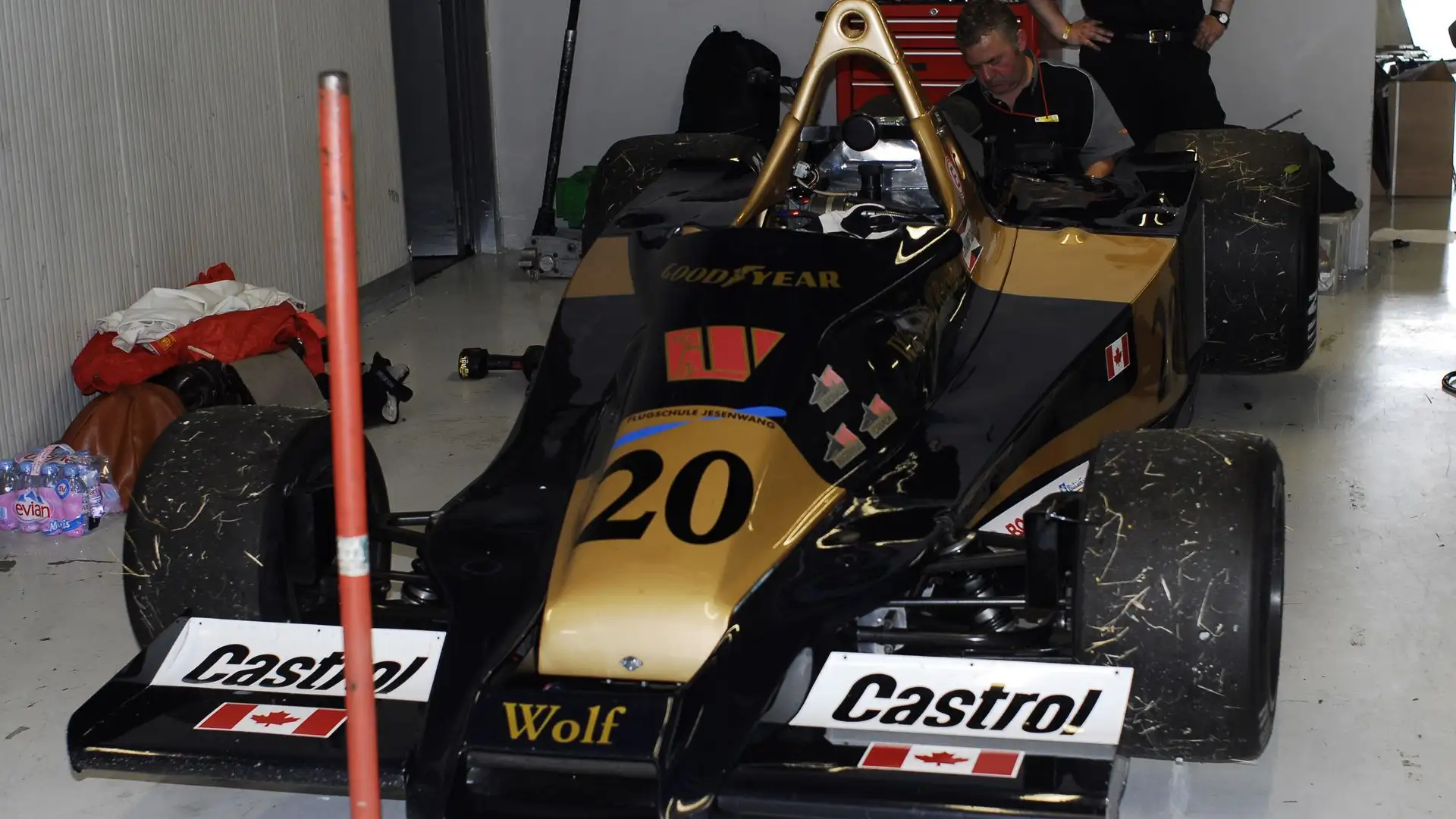 Le vetture vennero ribattezzate Wolf-Williams FW05, dato che Wolf era socio di Frank Williams 
