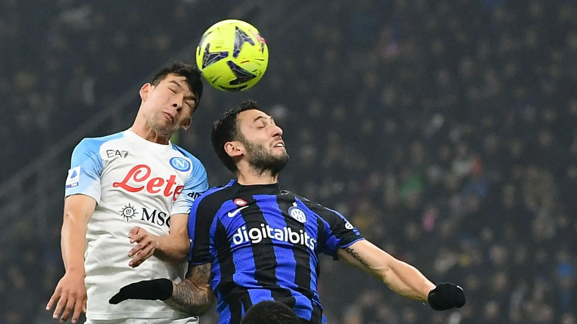 Per evitare di perderlo a 0 l'anno prossimo, De Laurentiis ha messo il messicano sul mercato
