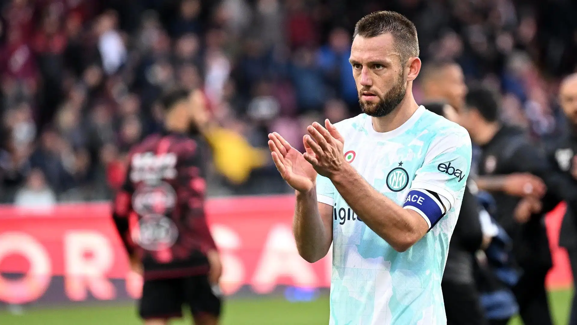 Il difensore olandese è approdato all'Inter nel 2018 a parametro zero dalla Lazio
