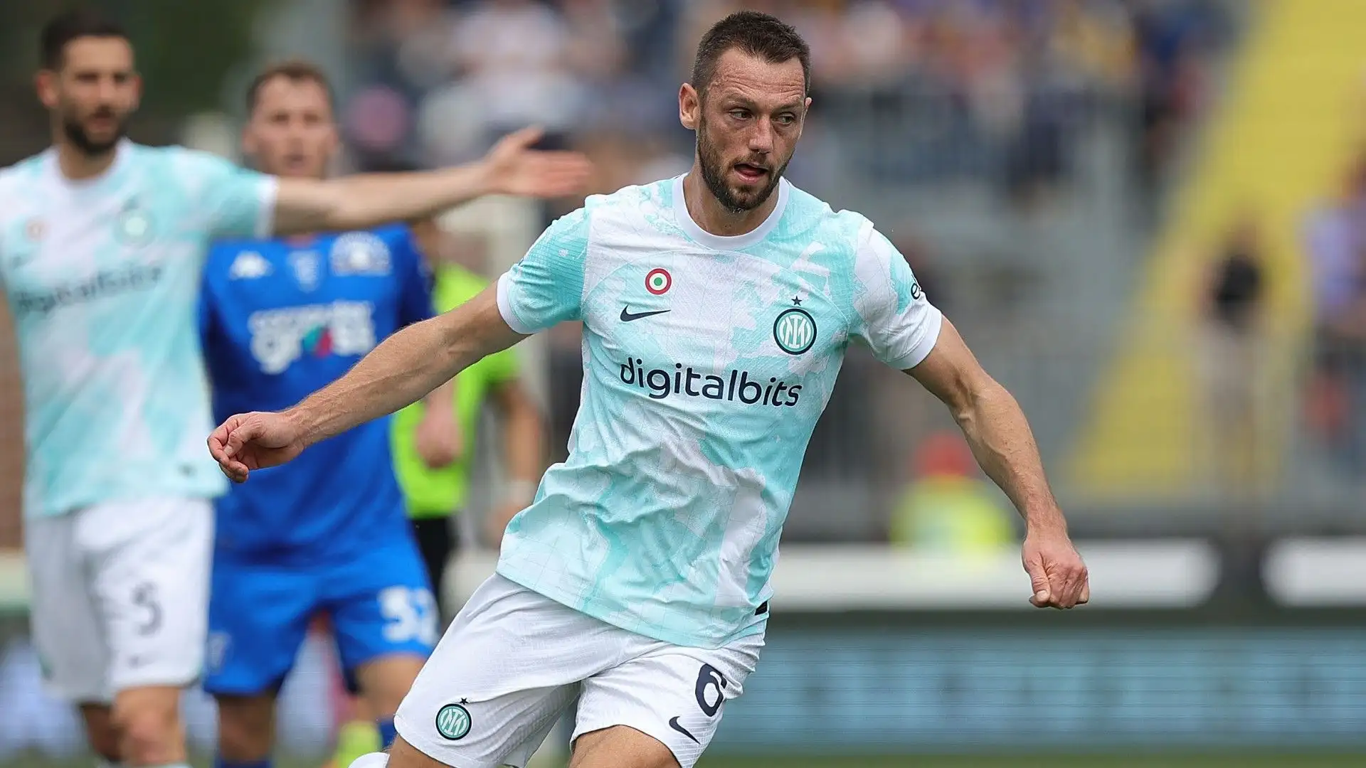 Nonostante la fortissima concorrenza di Bastoni-Acerbi, De Vrij ha deciso di rimanere a Milano
