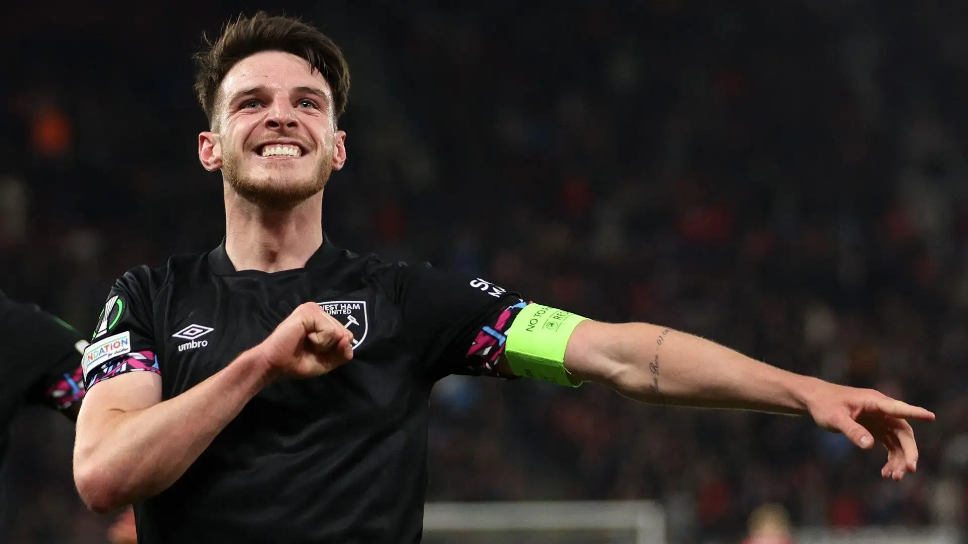 In Germania riferiscono che il fortissimo centrocampista vorrebbe continuare la sua carriera in Premier League