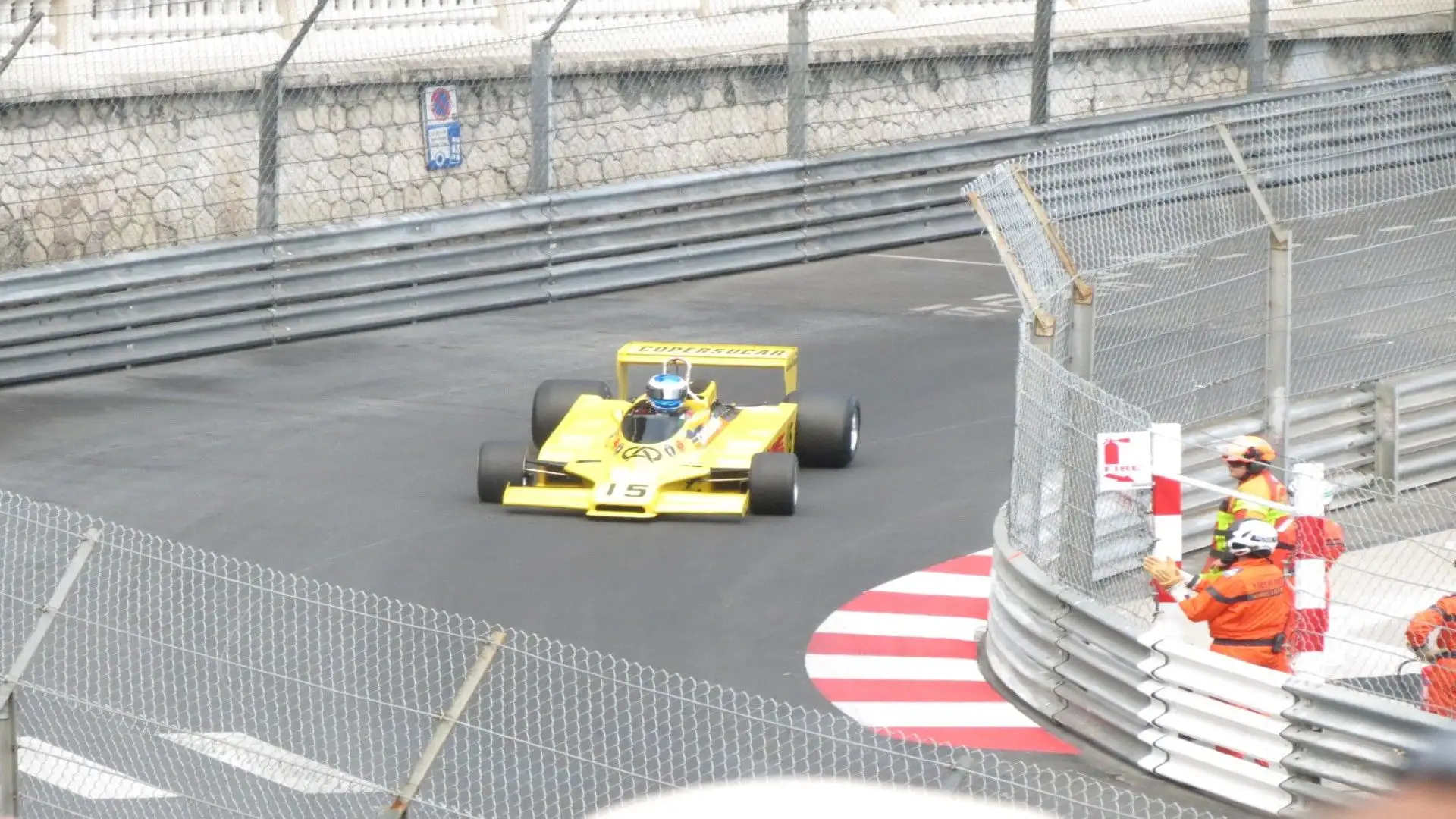 Che fascino le signore in giallo, un colore che era di moda in F1: le foto (foto Moreno Galimberti)