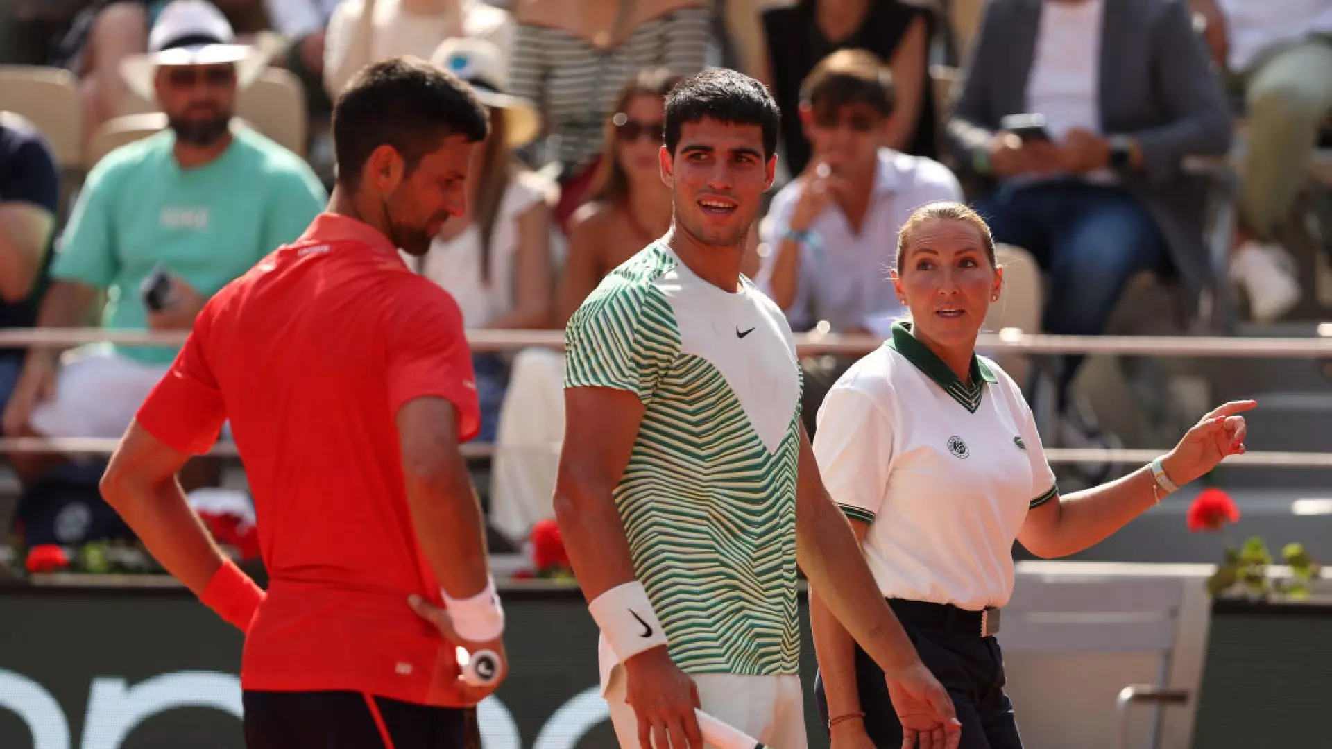 Novak Djokovic consola Carlos Alcaraz