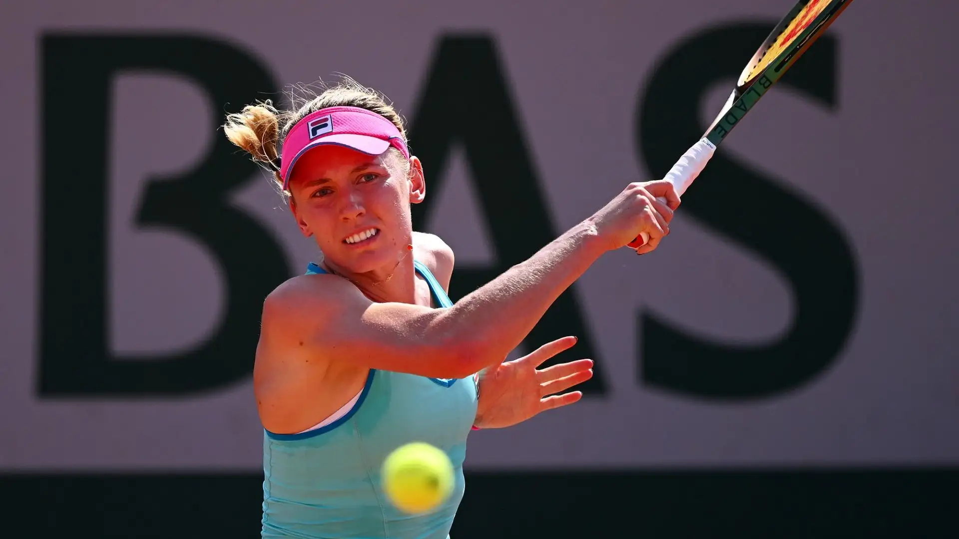 Ventotto anni, la Alexandrova ha raggiunto per la prima volta in carriera il terzo turno nel torneo di Francia