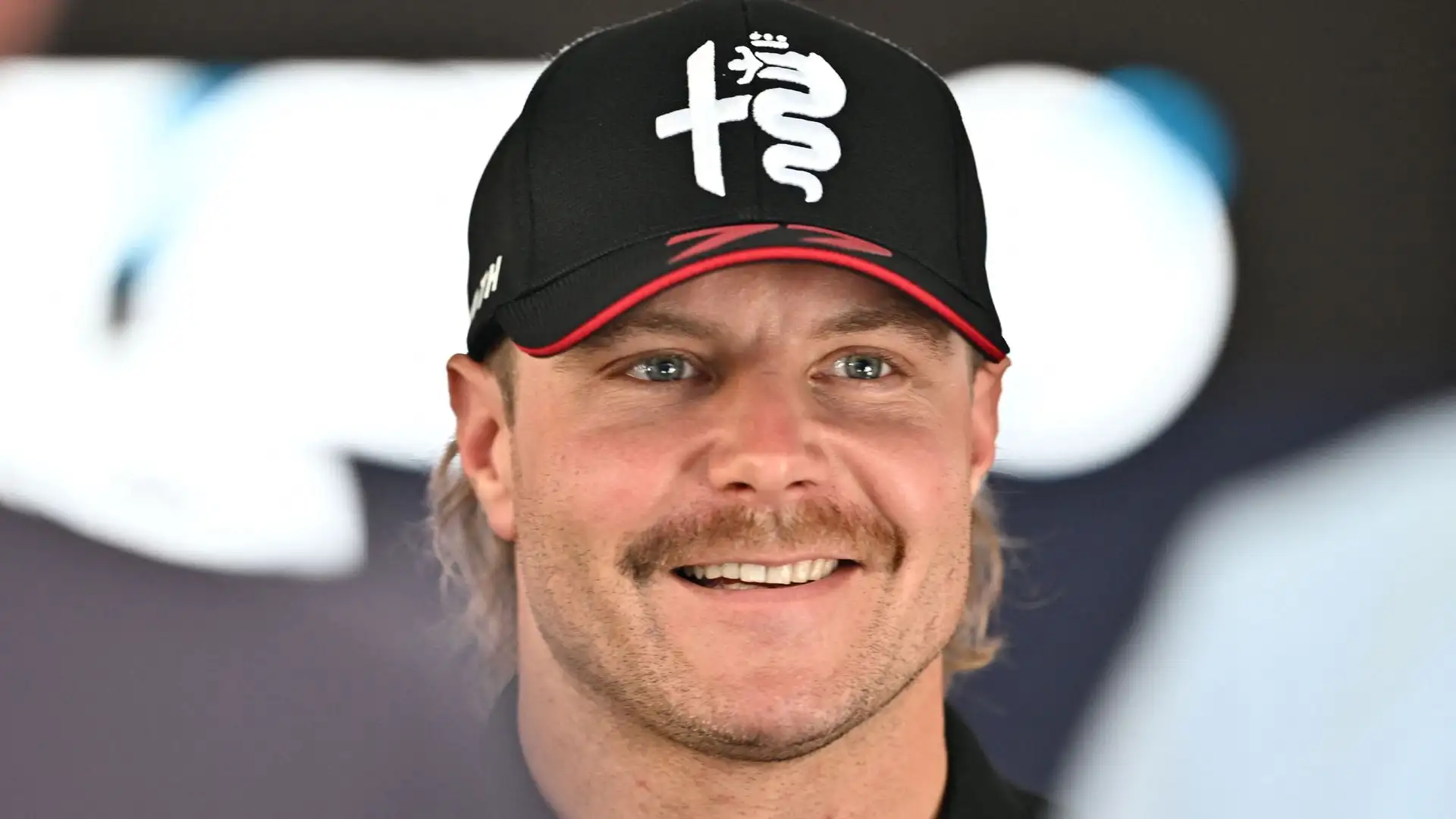 Valtteri Bottas non pare intenzionato a rinunciare al suo look anni '70