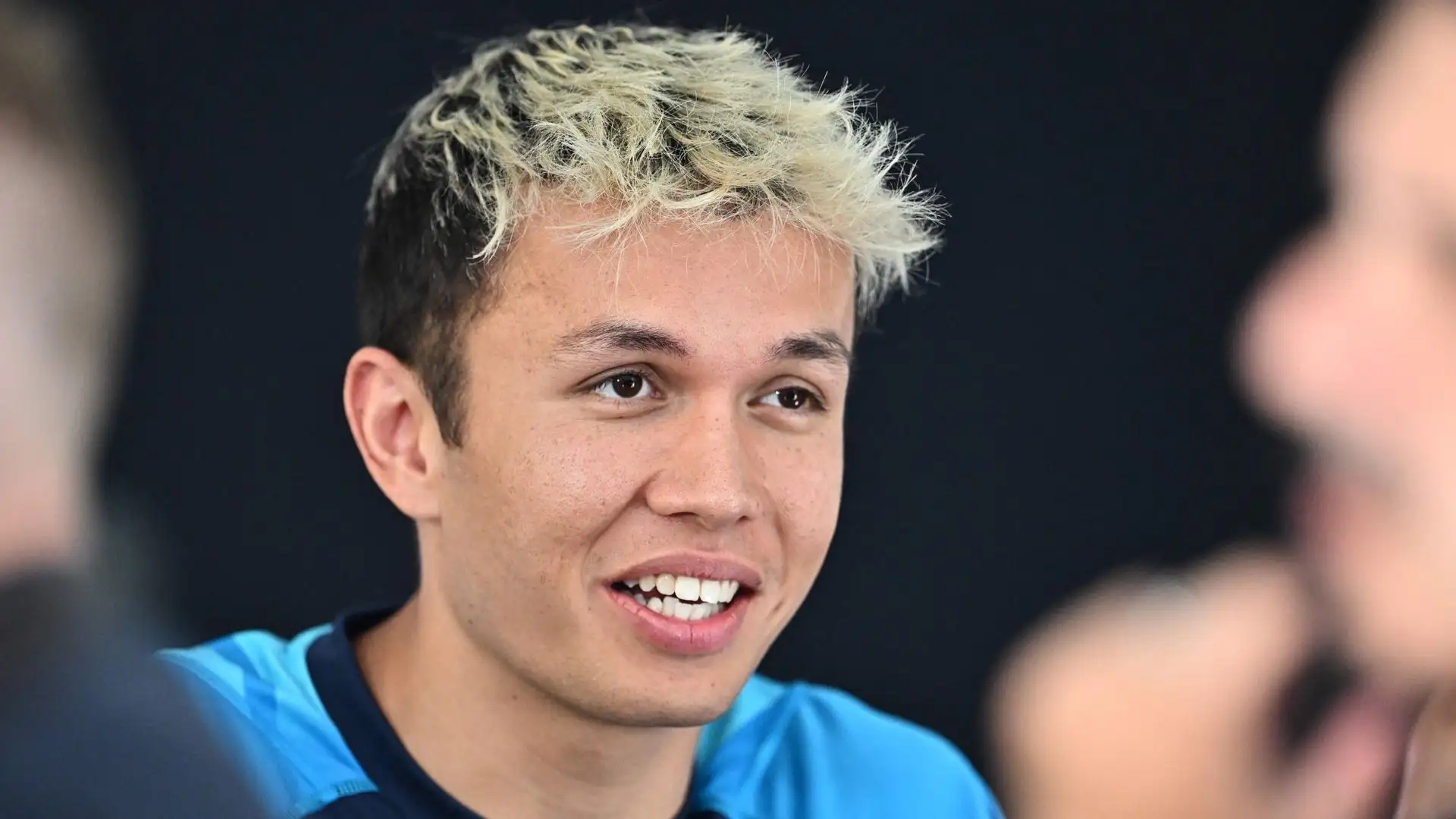 Alexander Albon ha un look decisamente più moderno del finlandese