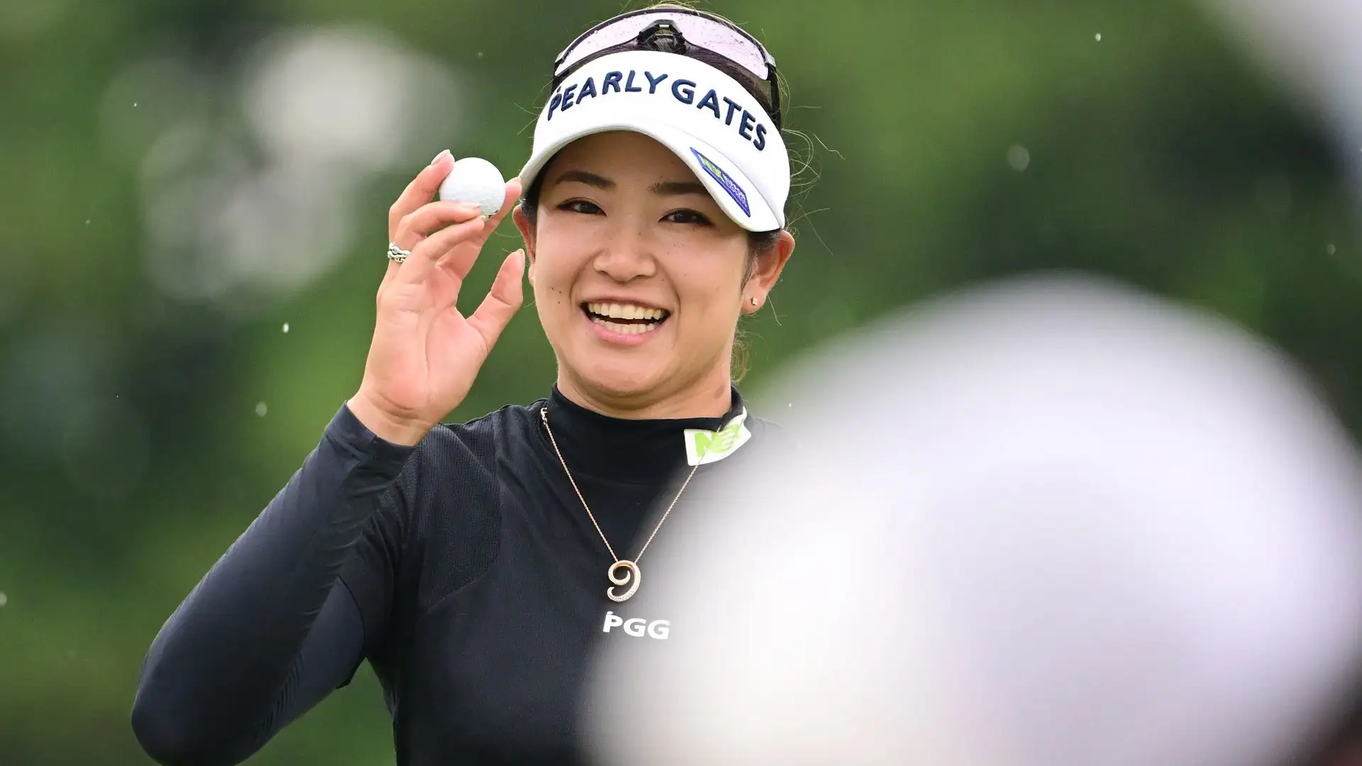 Erika Hara festeggia felice un birdie