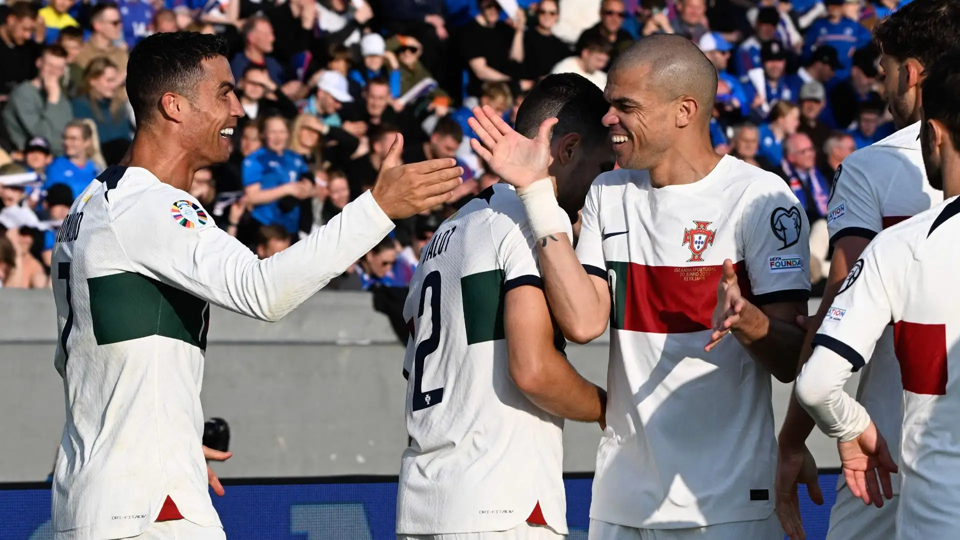 Qui il suo amicone Pepe si complimenta con lui e ne ha tutte le ragioni