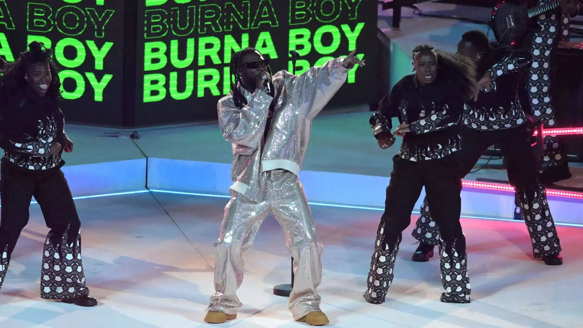Tra le star sul palco montato in campo il cantante nigeriano Burna Boy