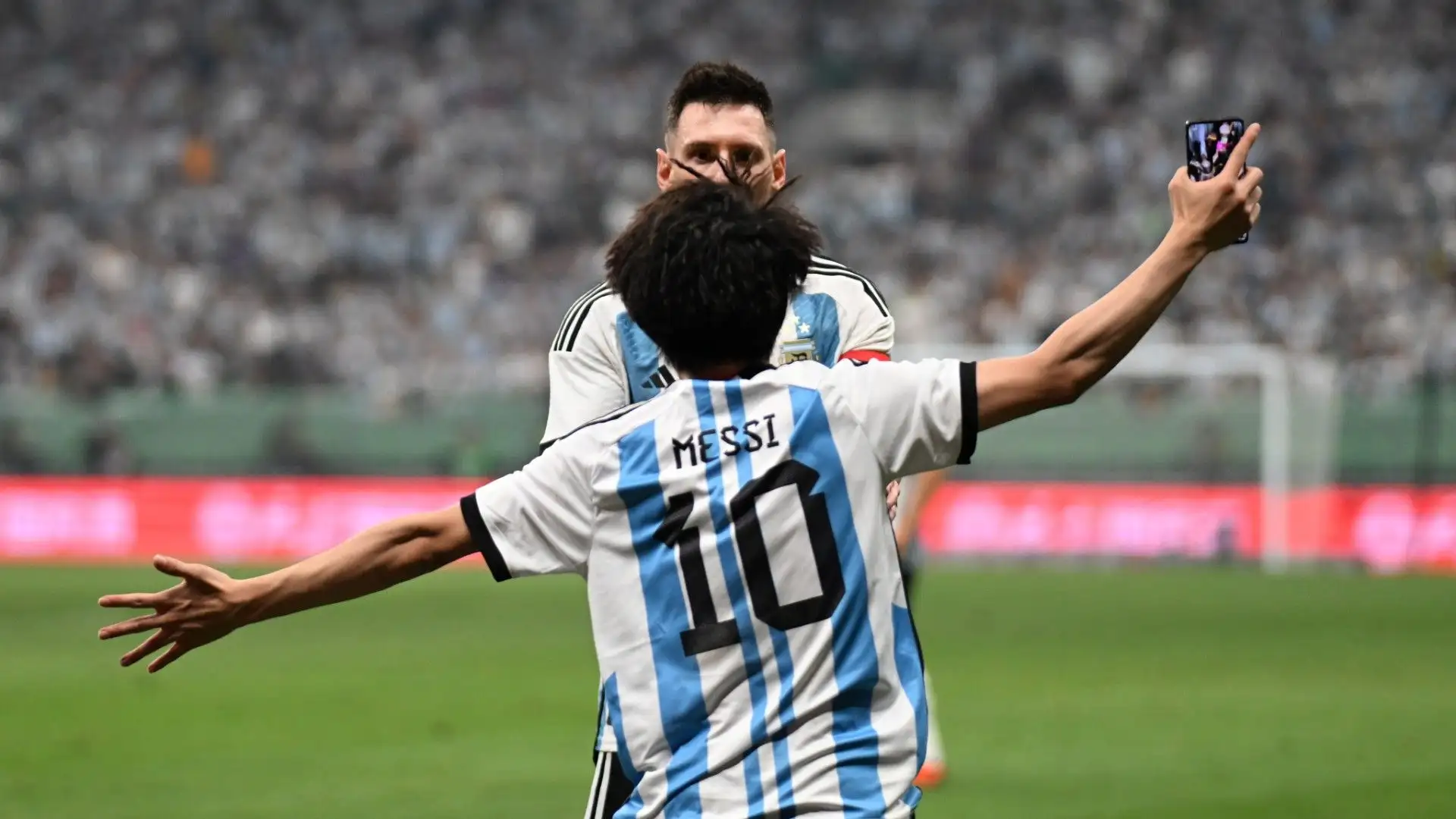Il ragazzo si è subito diretto verso Lionel Messi