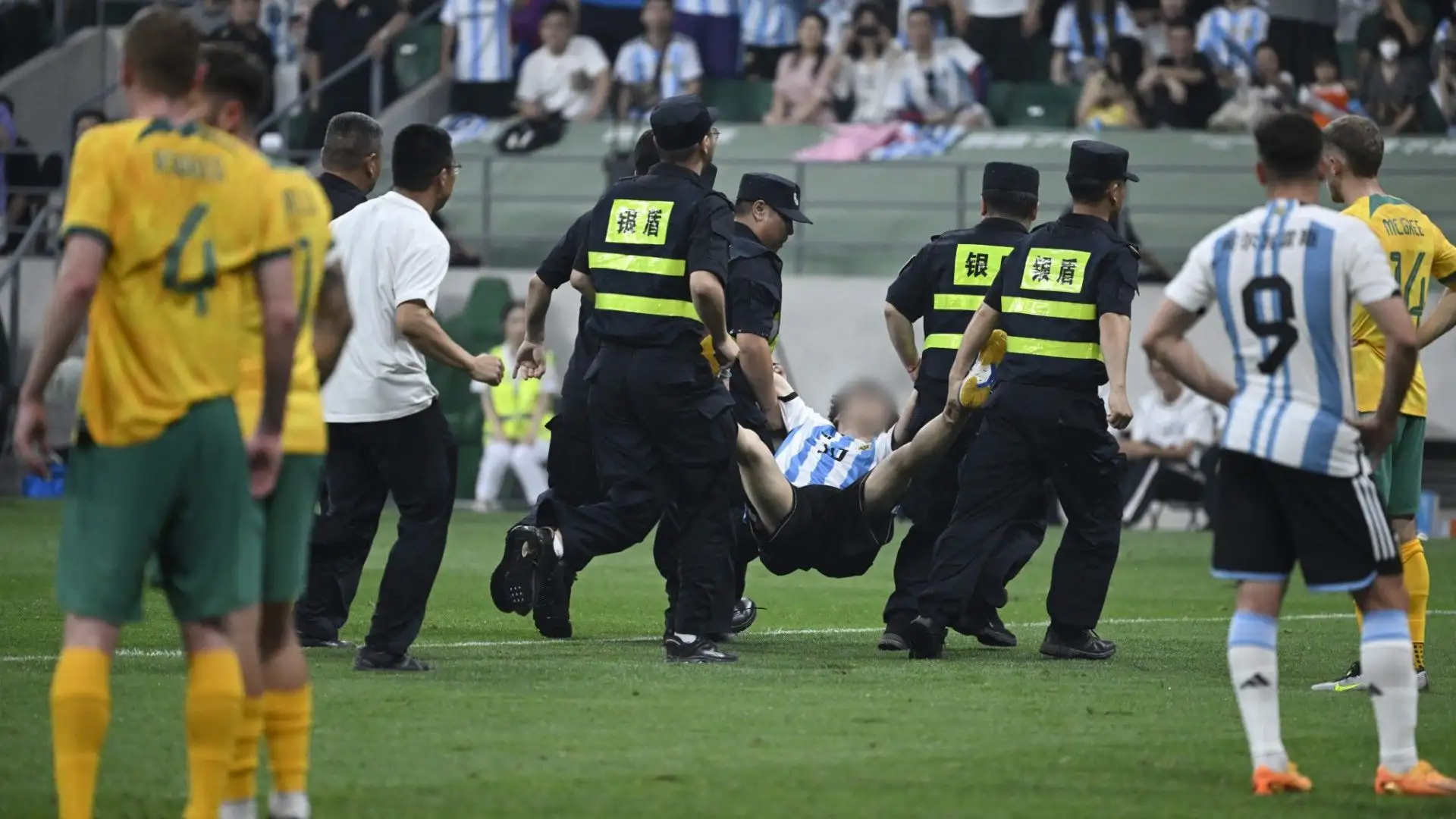 Successivamente il ragazzo è stato portato fuori dal campo dal personale addetto
