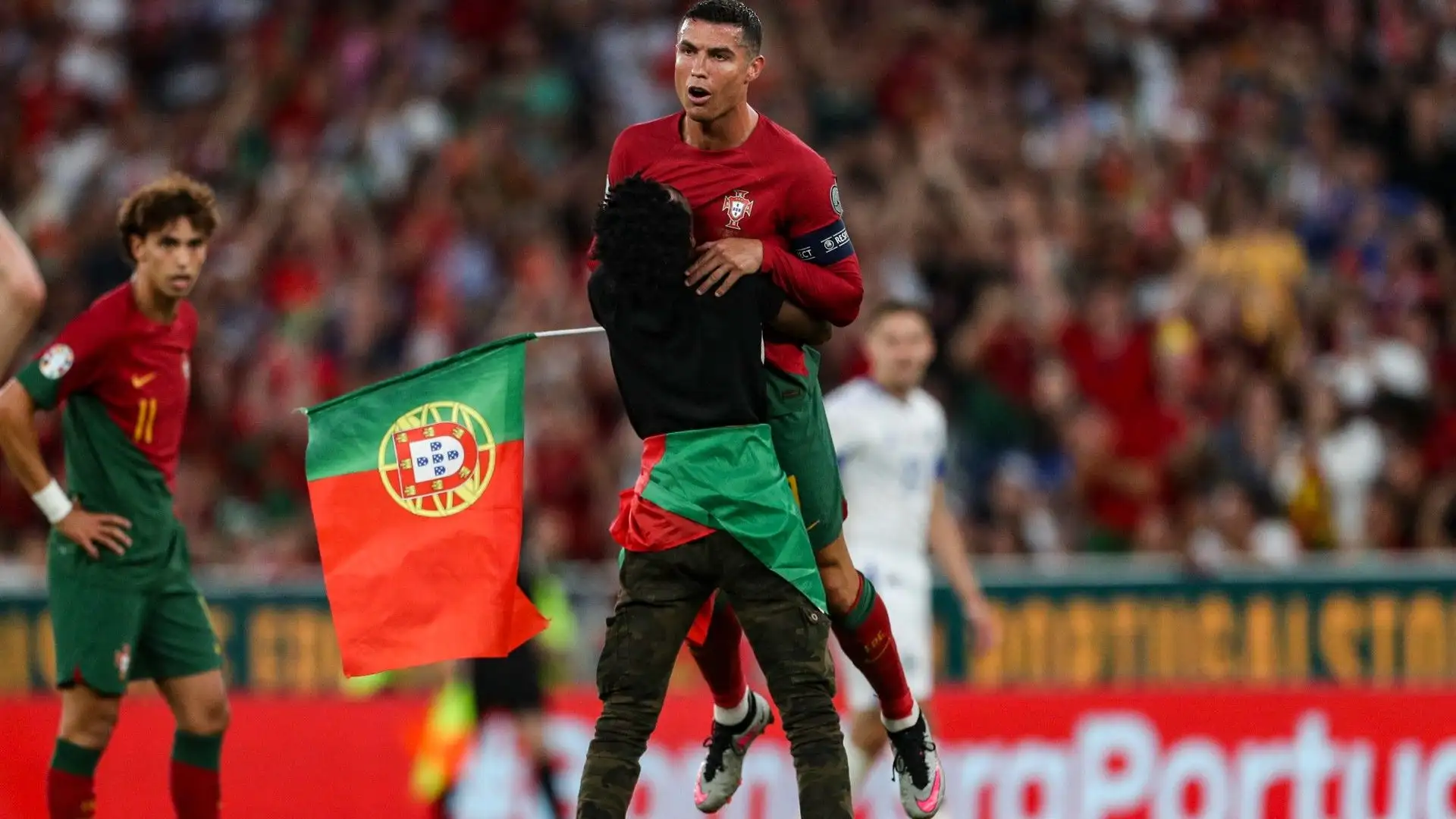Un ragazzo è entrato in campo e ha sollevato da terra CR7