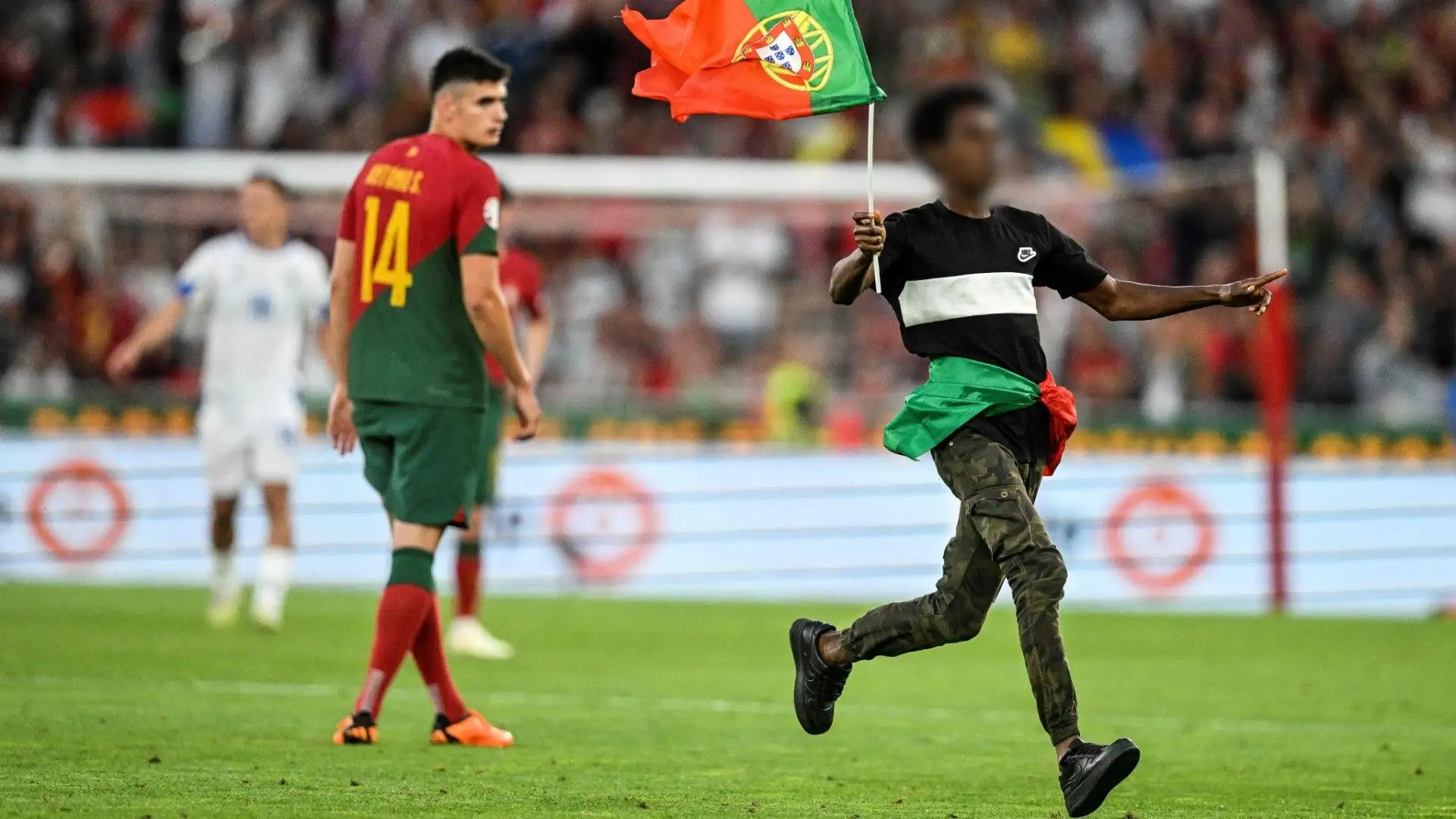 Eccolo mentre corre verso Cristiano Ronaldo