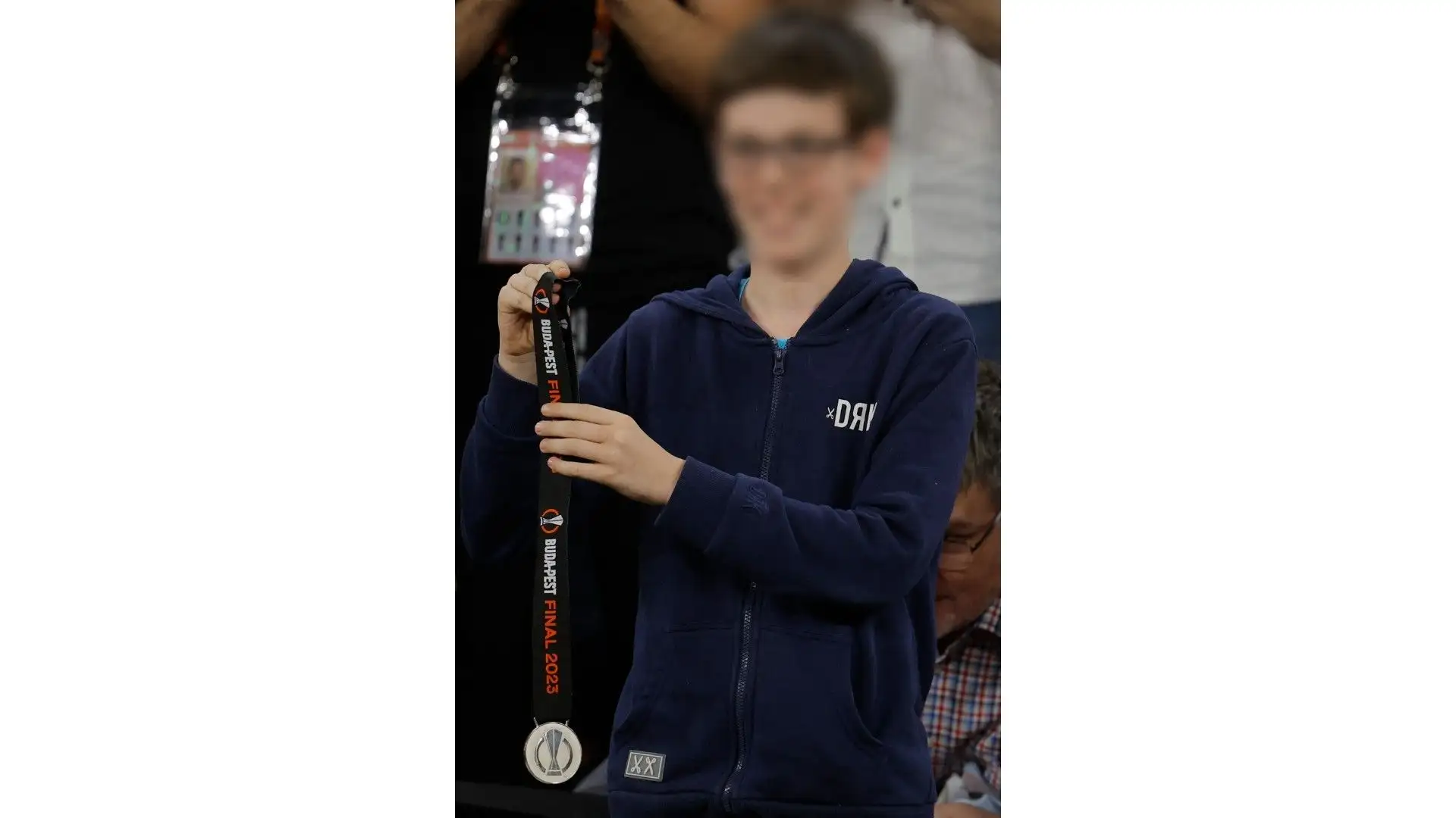 In foto il ragazzo contentissimo che posa con il trofeo regalatogli da José Mourinho