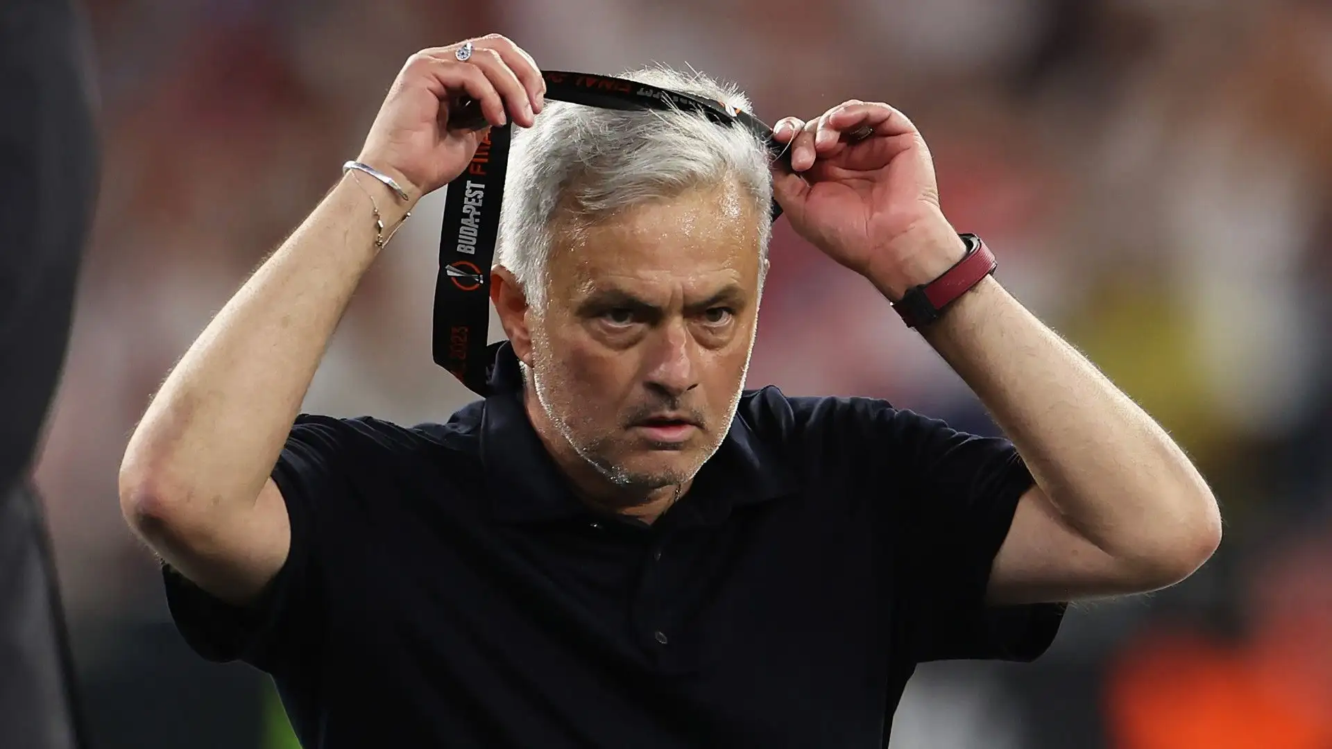 Lo Special One si è sfilato la medaglia dal collo poco dopo averla ricevuta
