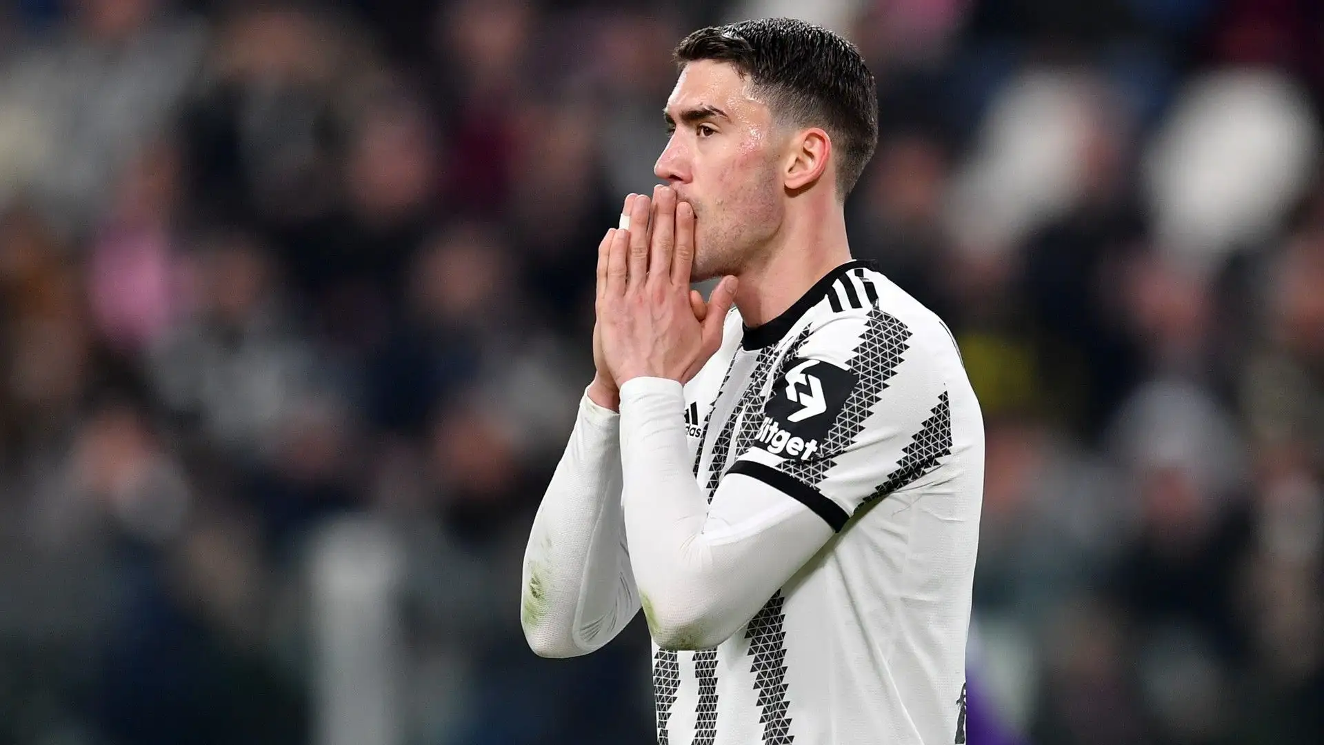 Dusan Vlahovic: Massimiliano Allegri vorrebbe trattenerlo ma se dovesse arrivare un'offerta economicamente importante il club lo venderebbe
