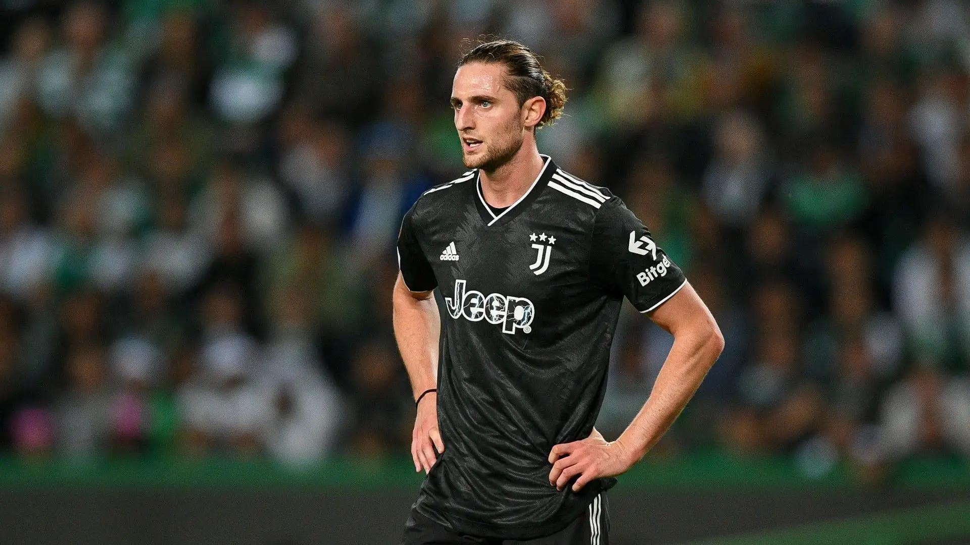 Adrien Rabiot: i bianconeri sono in attesa di una risposta dal centrocampista francese che però è molto attratto dalla Premier League. C'è pessimismo sul rinnovo

