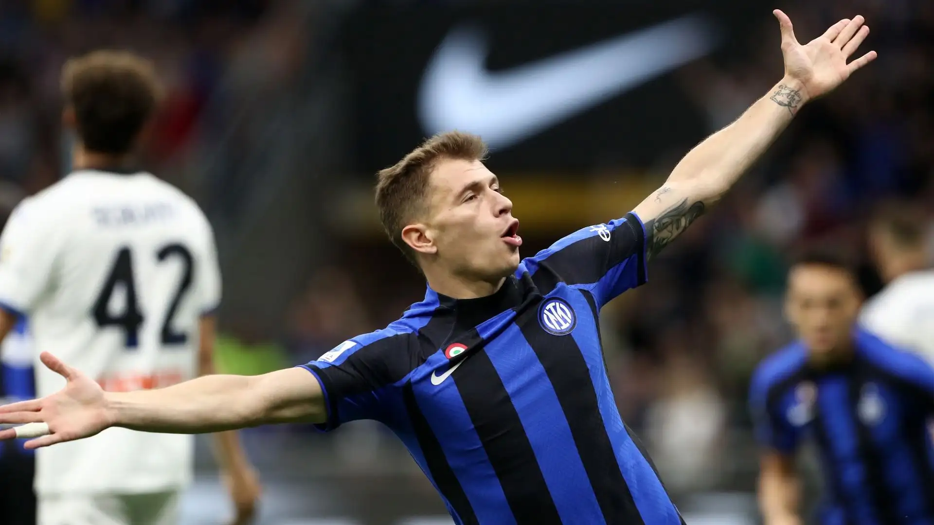Nicolò Barella (Inter): la vetrina in Champions League ha aumentato l'interesse delle inglesi nei confronti del centrocampista azzurro. Arsenal, Liverpool e Chelsea sarebbero sulle sue tracce, ma i 60 milioni rumoreggiati non sono sufficienti