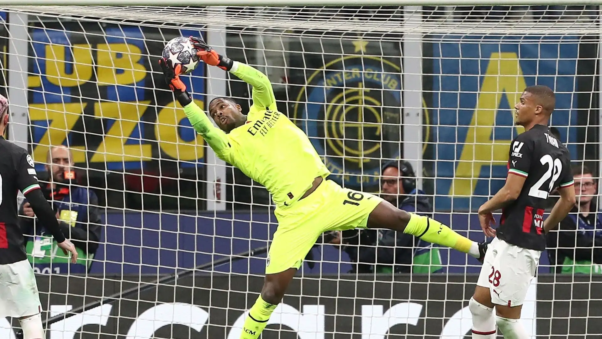 Mike Maignan (Milan): è notizia degli ultimi giorni di un sondaggio del Chelsea per il portiere francese. Se arriva un'offerta irrinunciabile se ne andrà