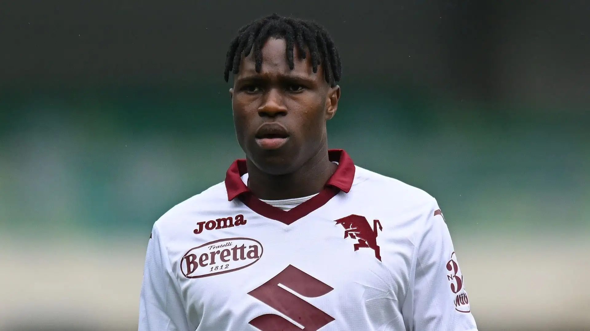 Wilfried Singo è al centro di uno scontro di mercato tra bianconeri e rossoneri

