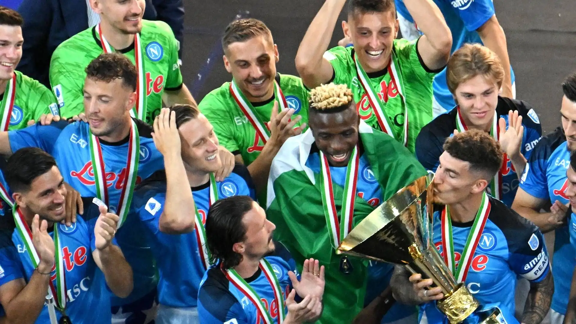 Il bacio del capitano Di Lorenzo alla coppa