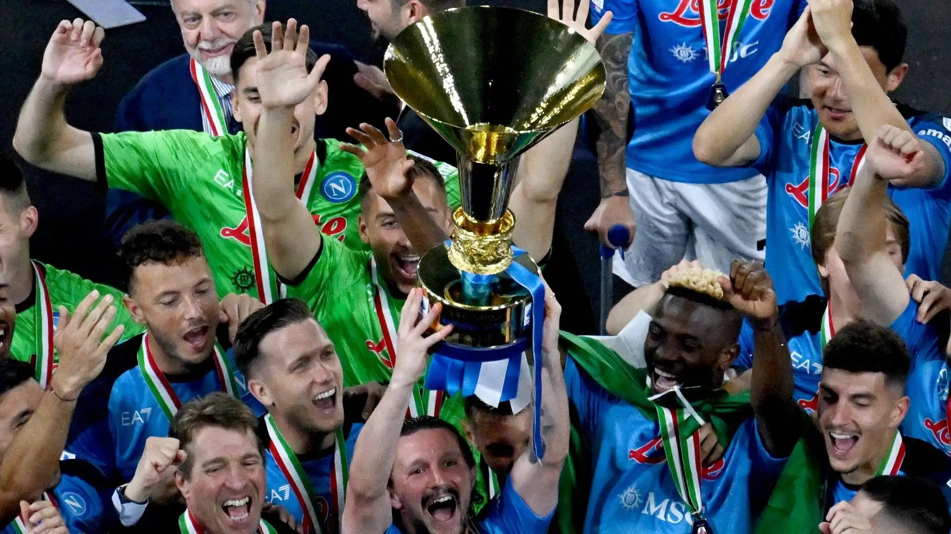 Di Lorenzo e compagni hanno finalmente potuto alzare al cielo il trofeo dopo aver conquistato lo scudetto con 6 giornate d'anticipo