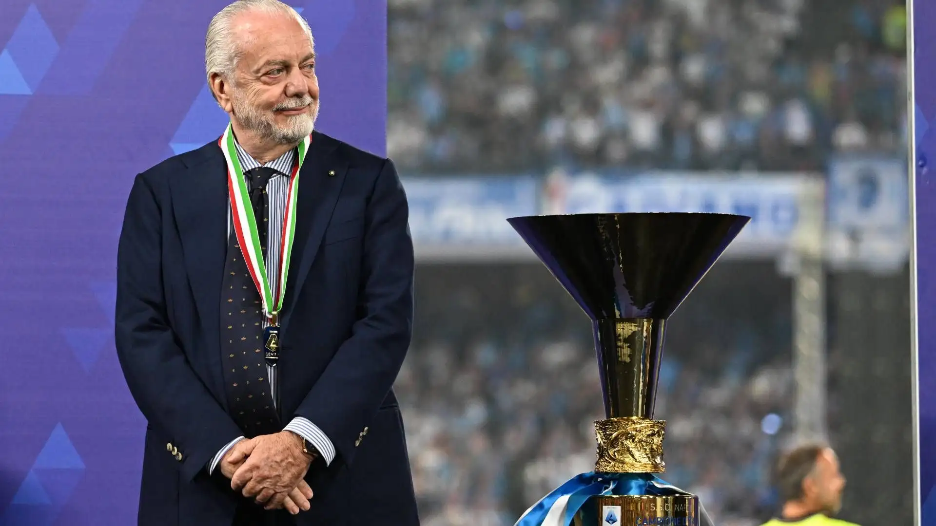 Il presidente De Laurentis con il trofeo