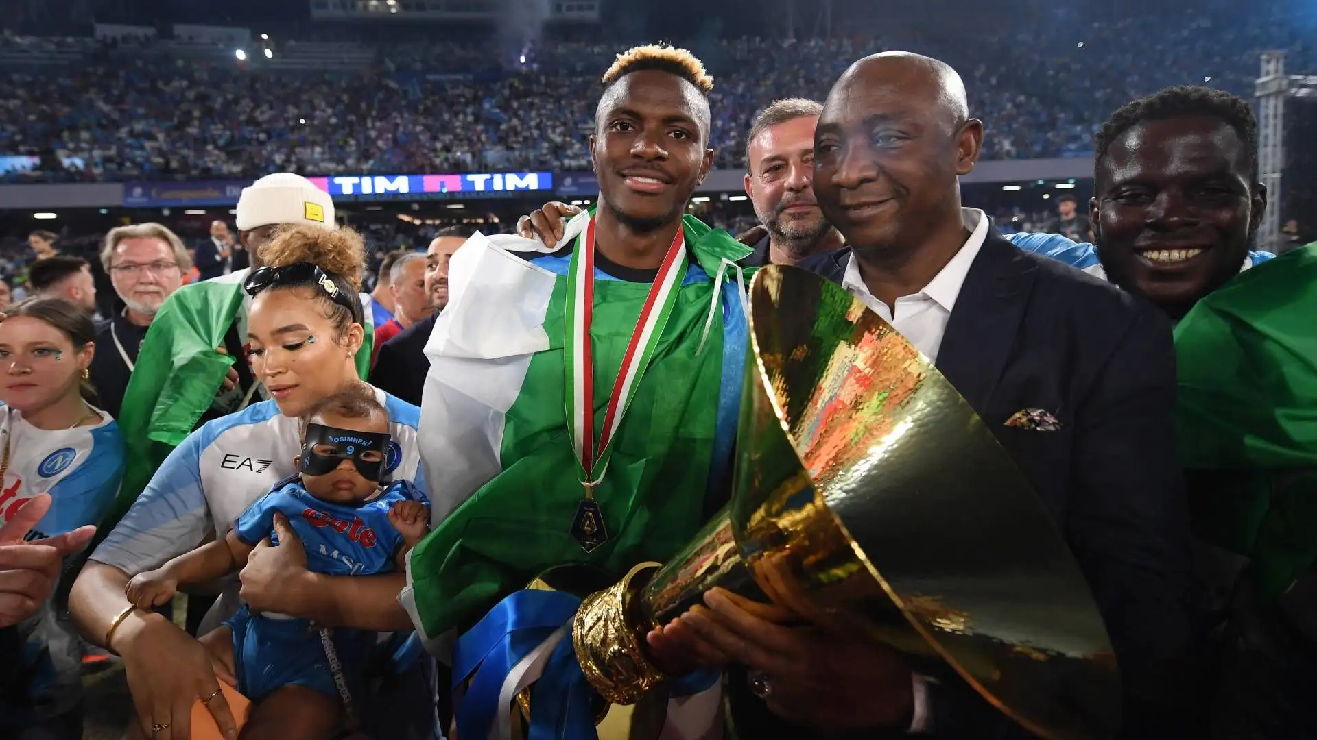 Foto di rito con il trofeo anche per il capocannoniere della Serie A Victor Osimhen