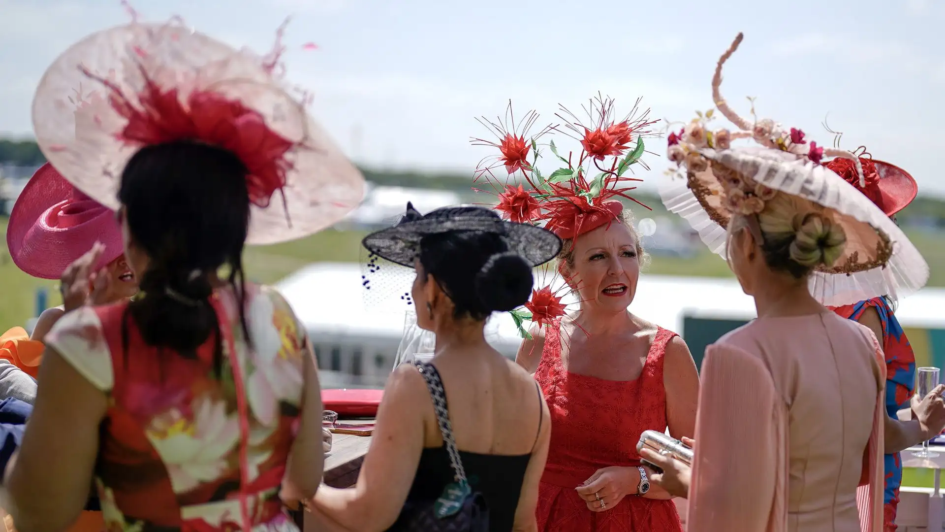 Molte donne, venerdì, non hanno voluto mancare alla giornata di corse
