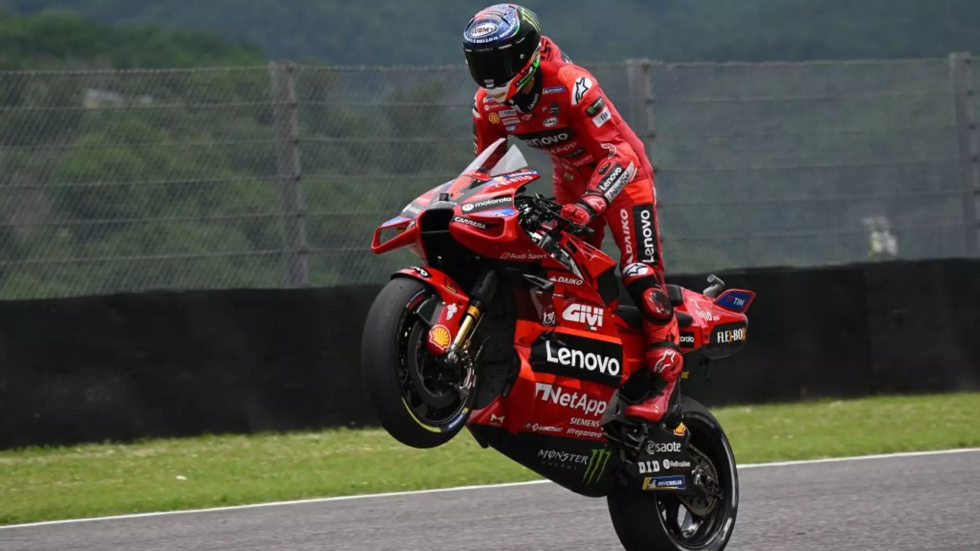 Mugello, super pole di Pecco Bagnaia: battuti i fratelli Marquez