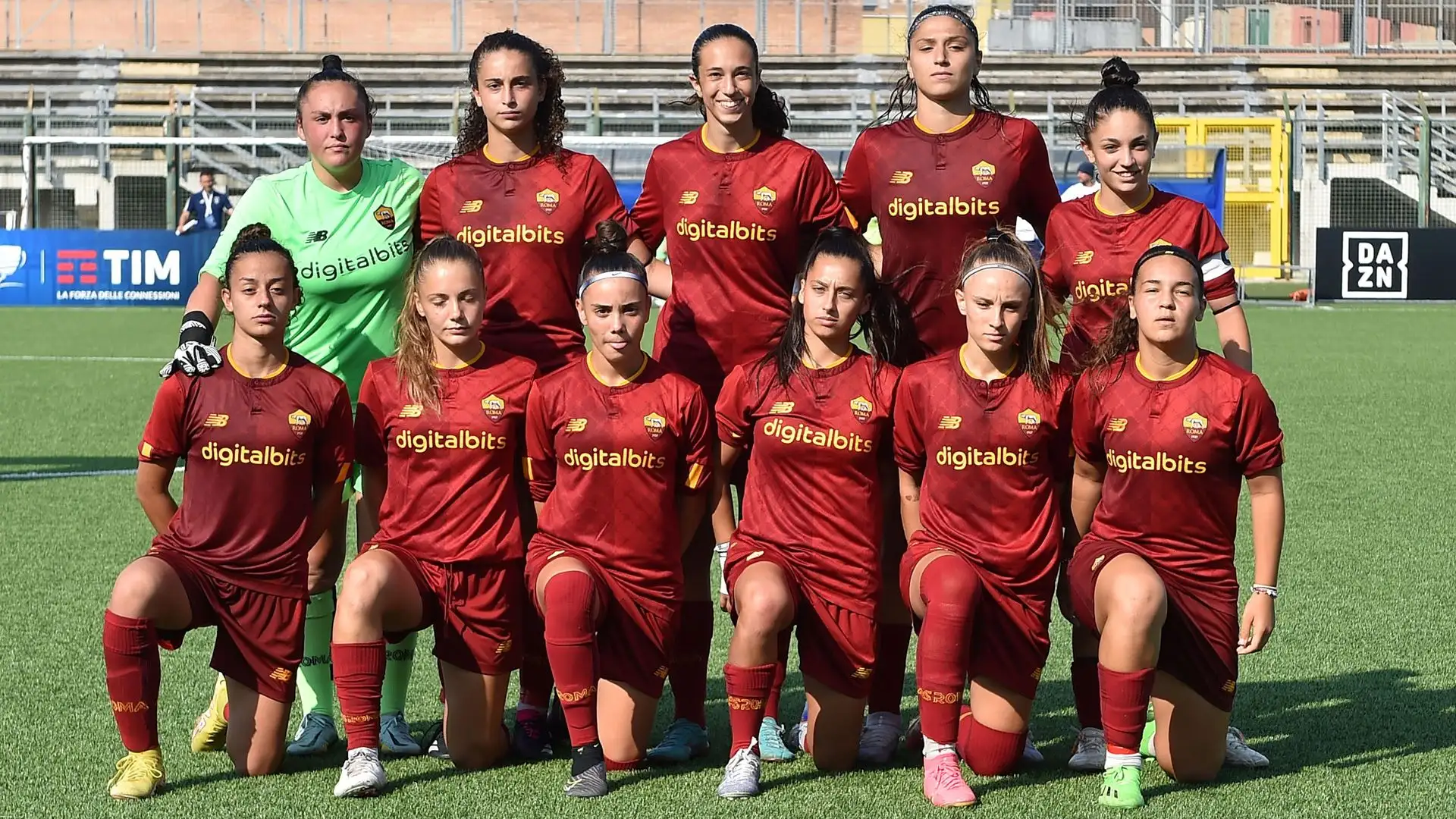 Le ragazze della Roma prima della finalissima con il Milan