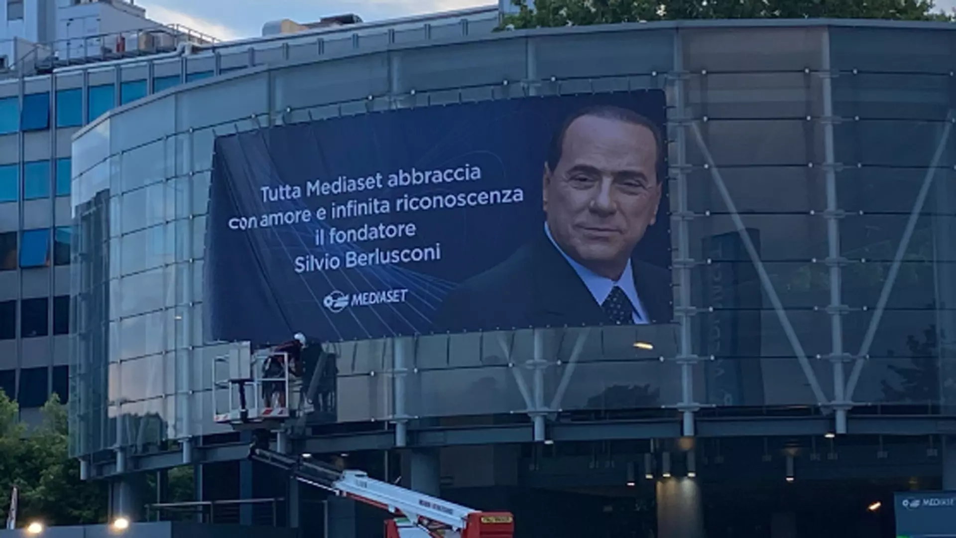 Mediaset abbraccia Silvio Berlusconi con “amore e infinita riconoscenza”