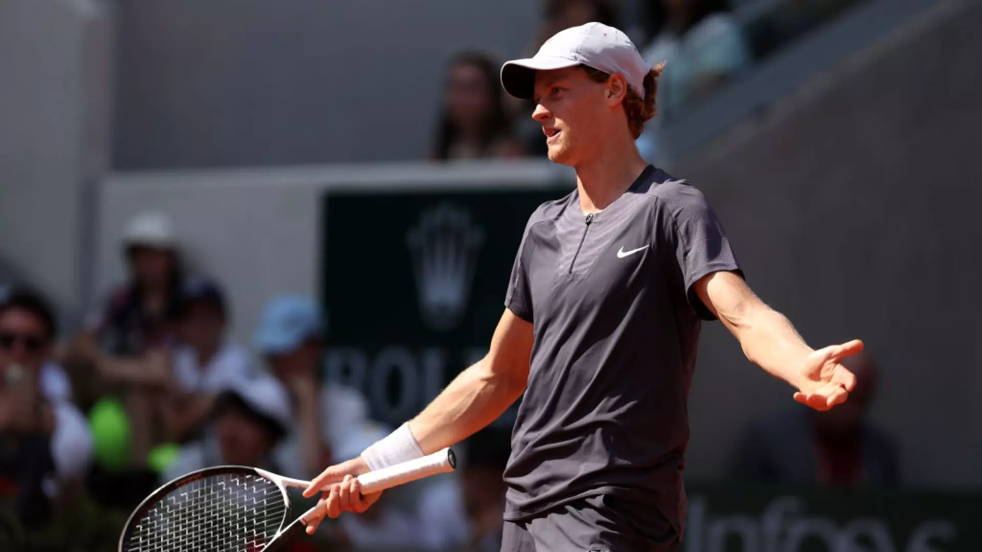 Clamoroso a Parigi: Jannik Sinner è già fuori dal Roland Garros