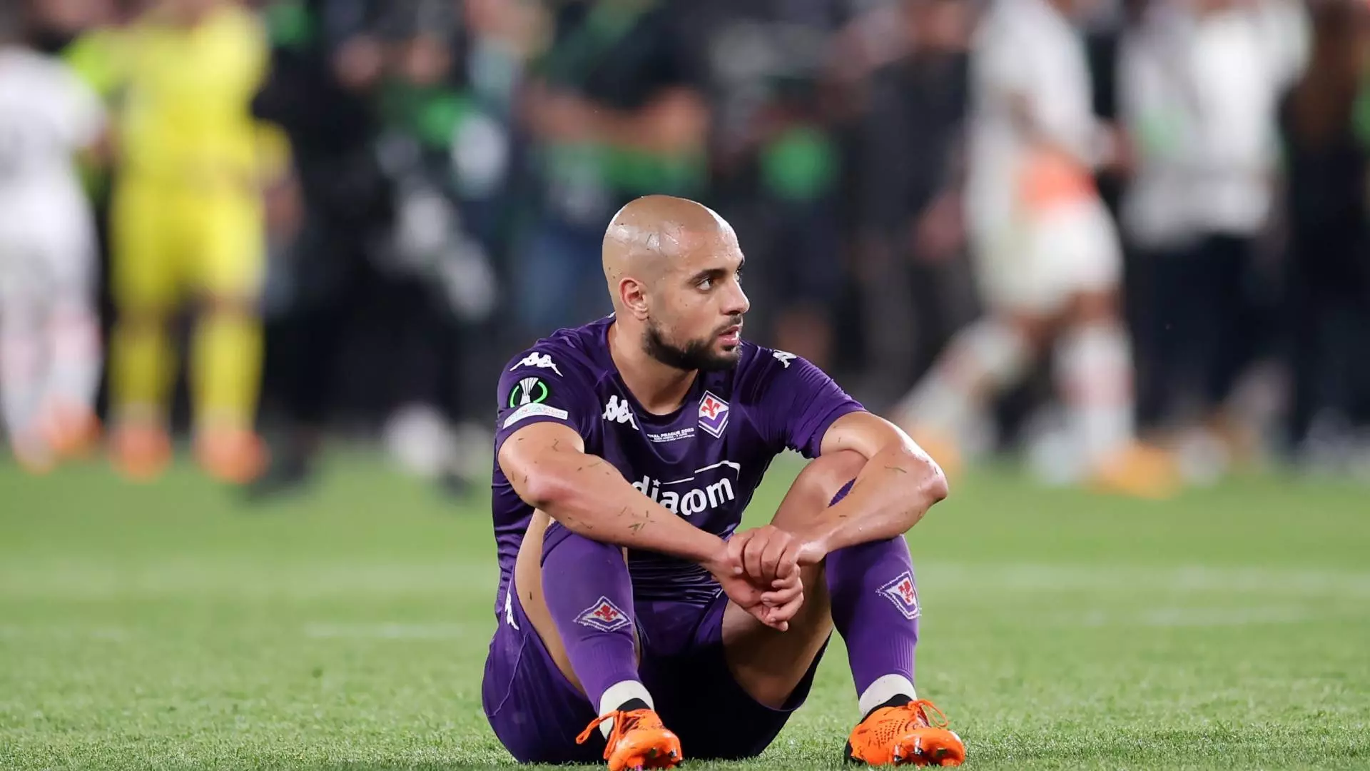 Sofyan Amrabat saluta la Fiorentina