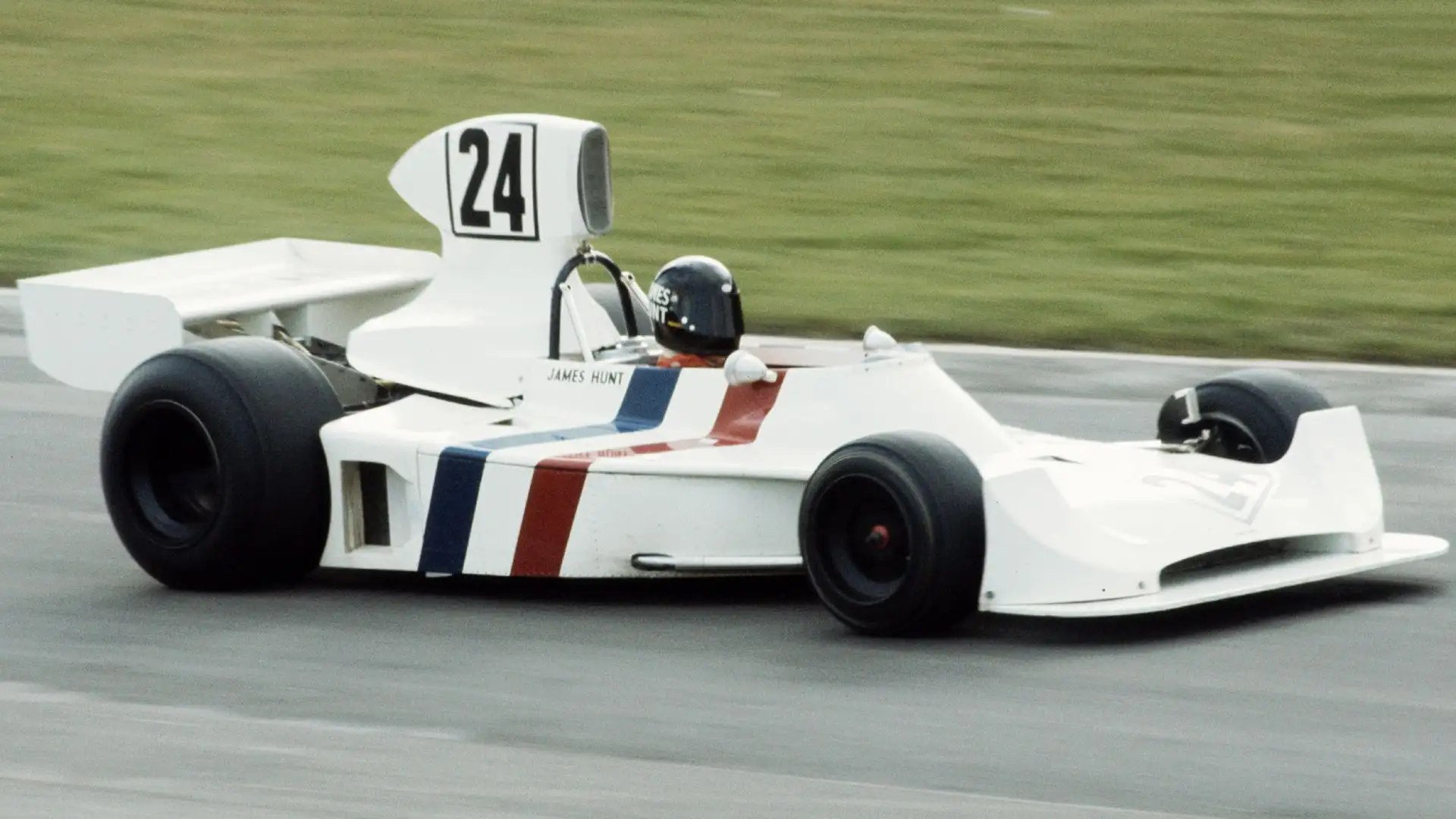 Qui Hunt al volante di una Hesketh, siamo nel 1974
