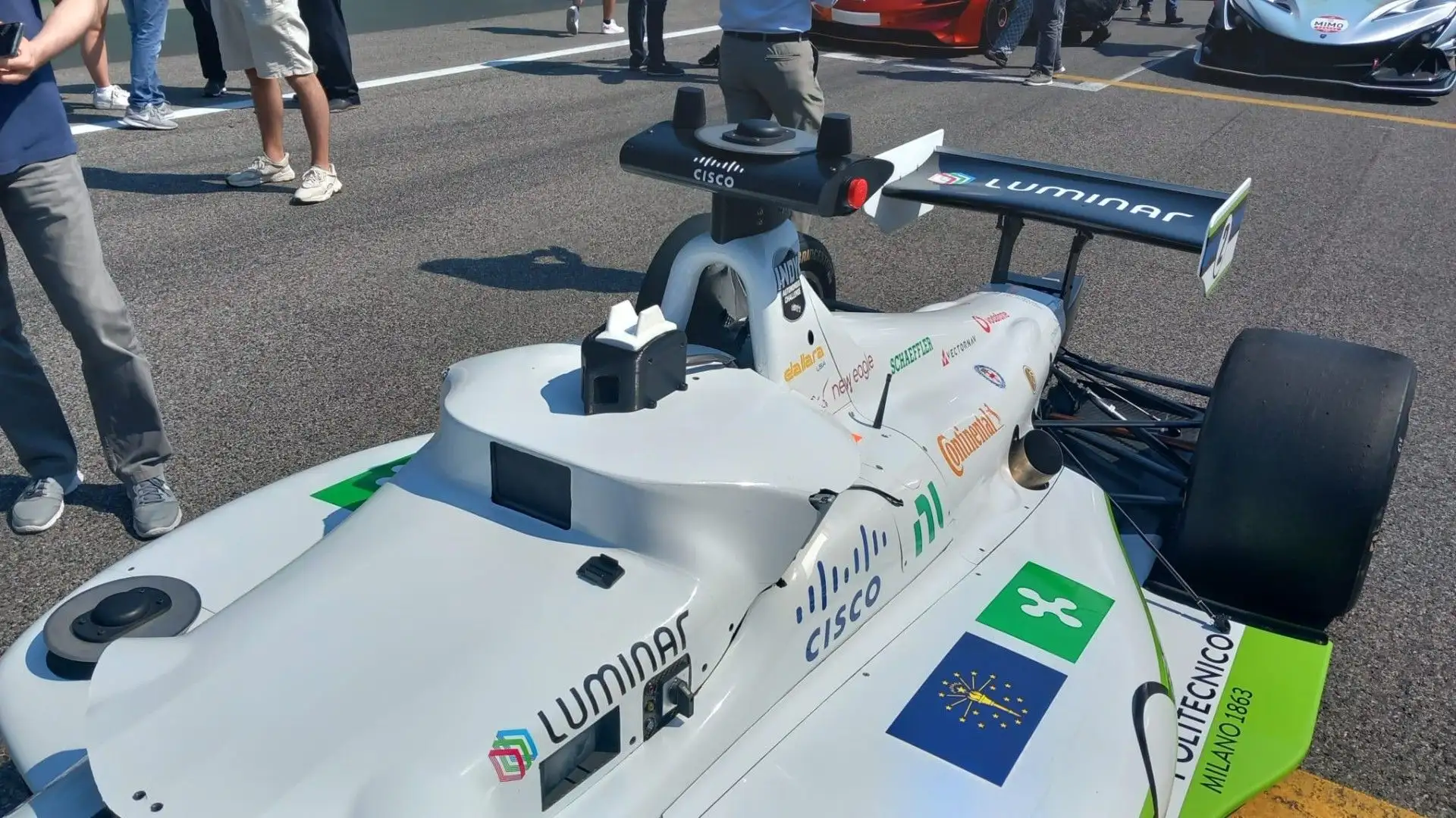 Queste auto da corsa, programmate dalle università tecnologiche più rinomate al mondo, possono raggiungere la velocità di 280 km/h